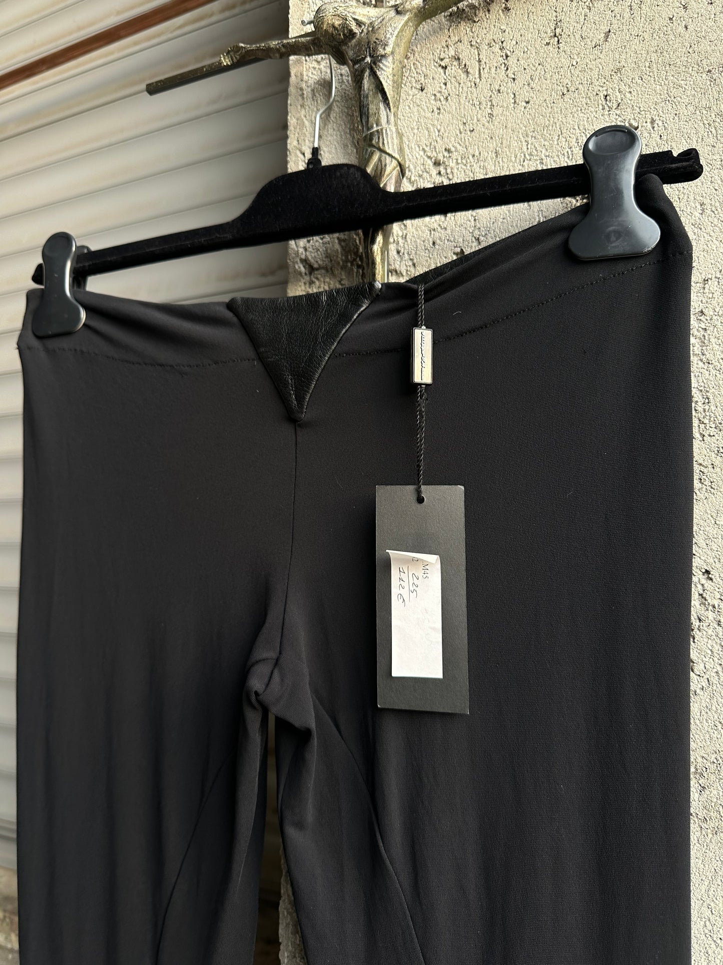 BLACK ELASTIC PANTS & LEATHER DETAILS