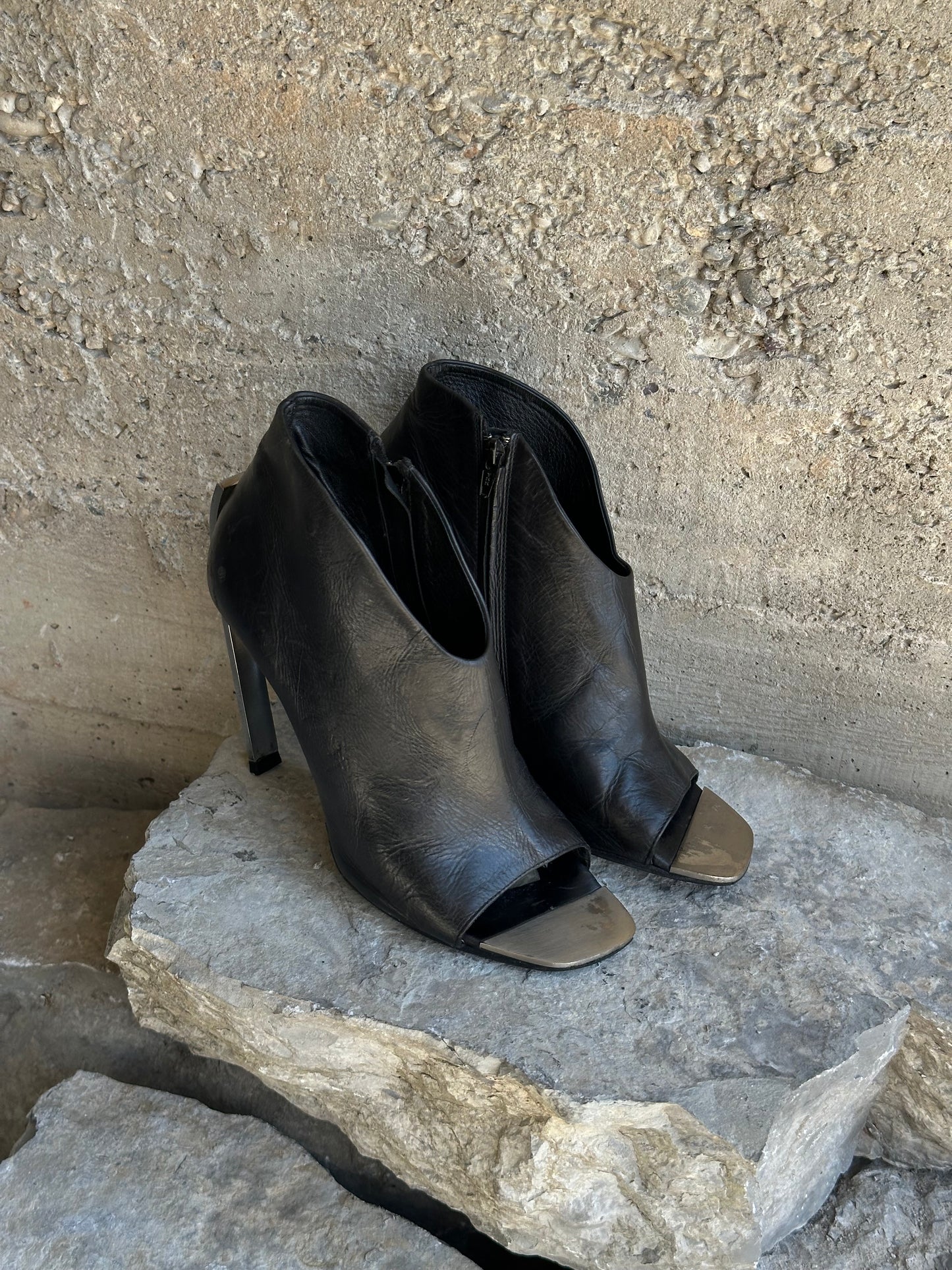 VIC MATIÈ LEATHER ALUMINIUM HEELS