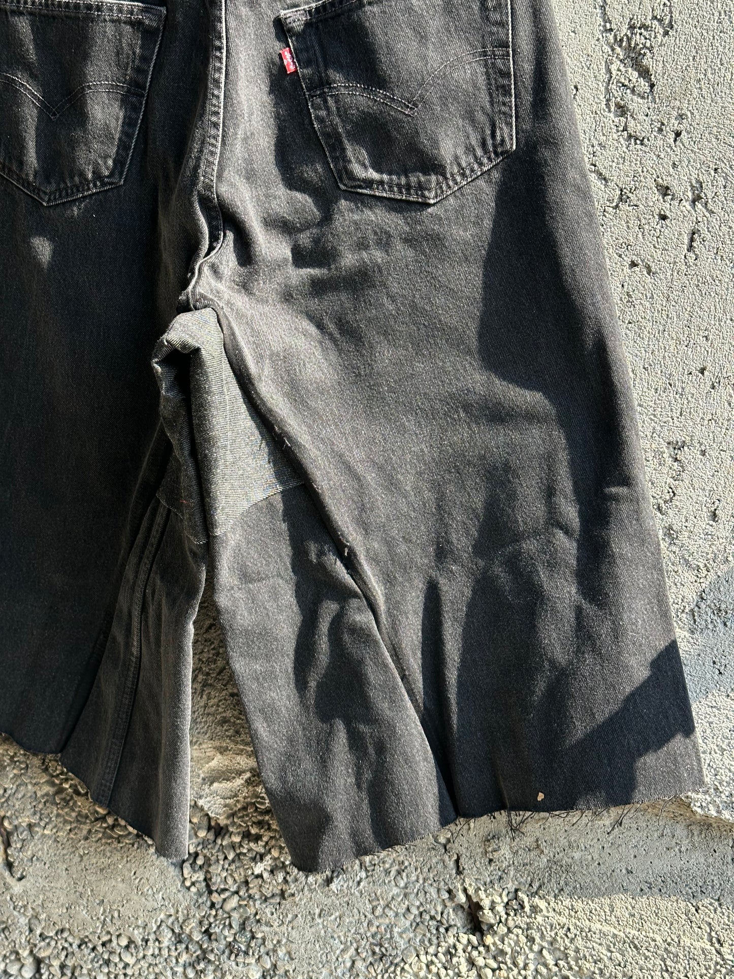 LEVI’S BLACK DENIM JORTS