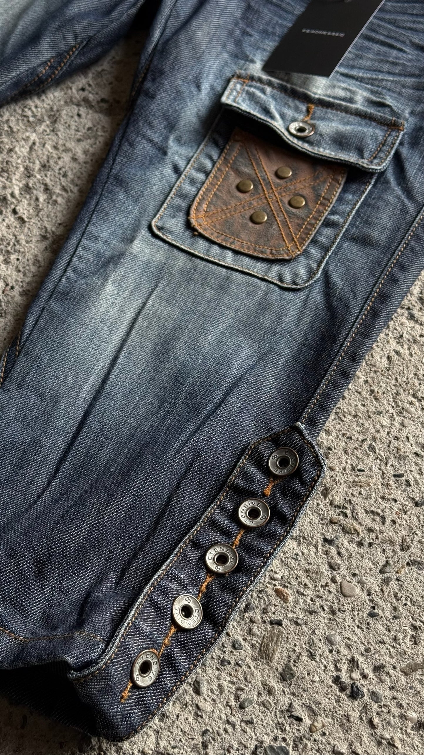 BELTED CAPRI JEANS