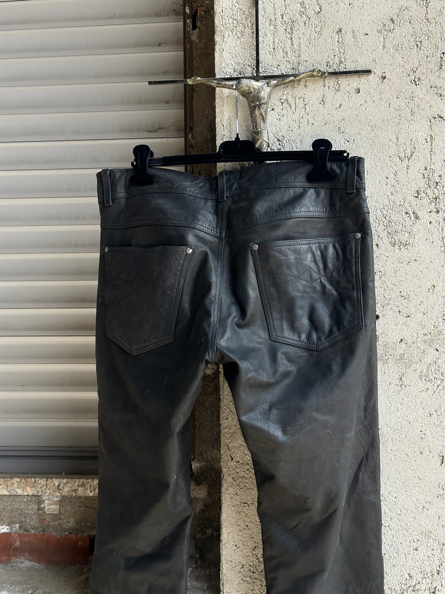 LEATHER PANTS
