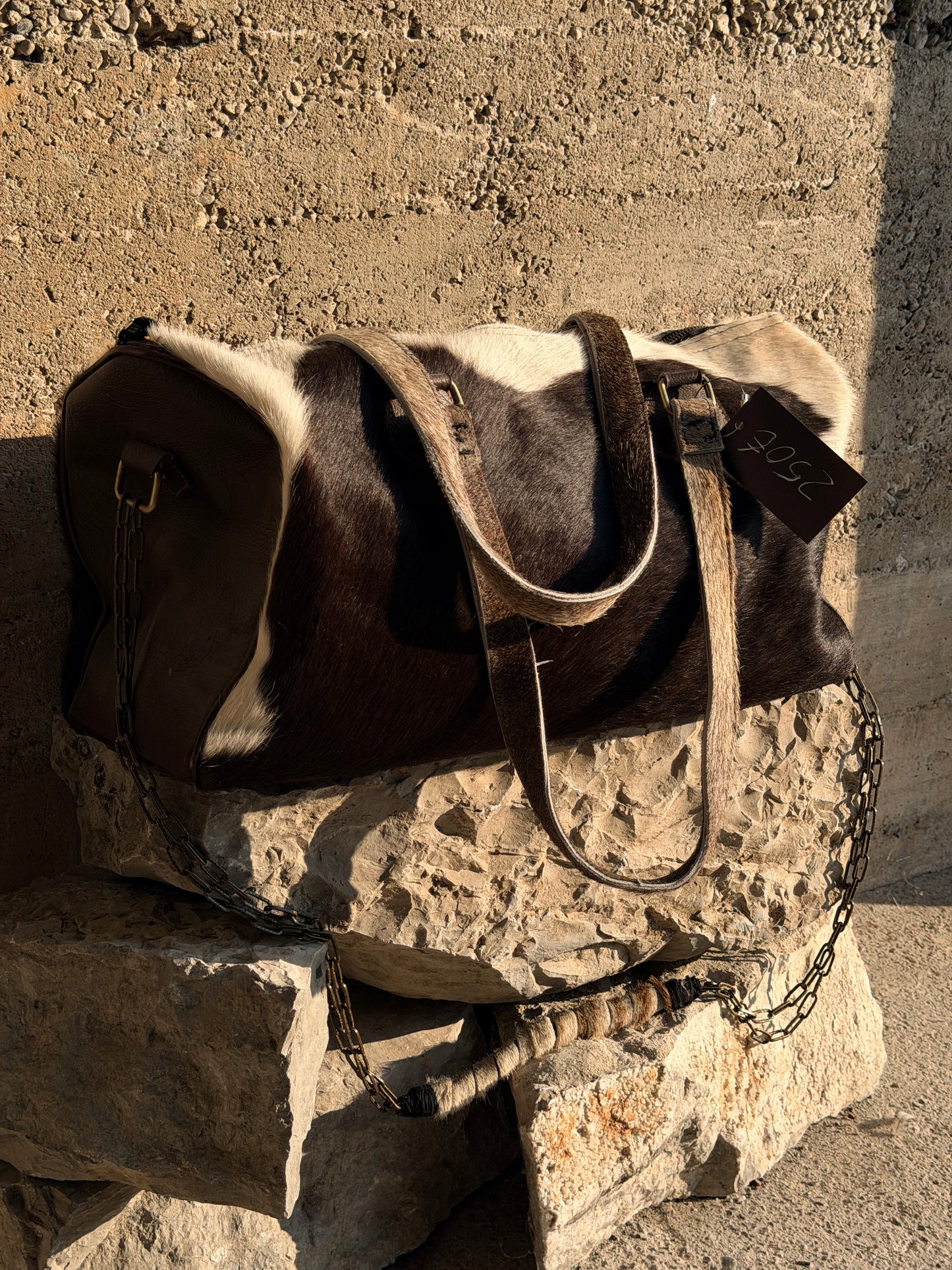 COWHIDE TWISTED CHAIN TRAVEL BAG