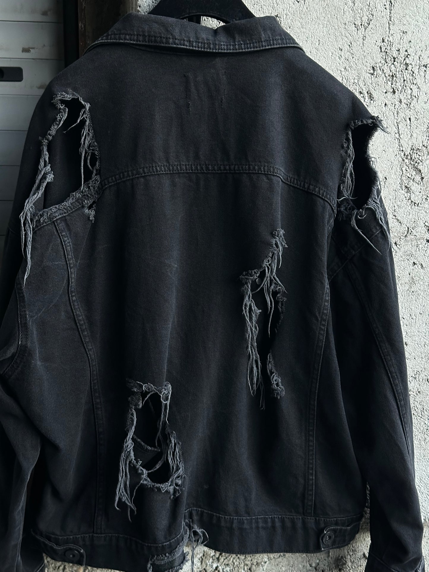 BLACK DENIM DISTRESSED JACKET