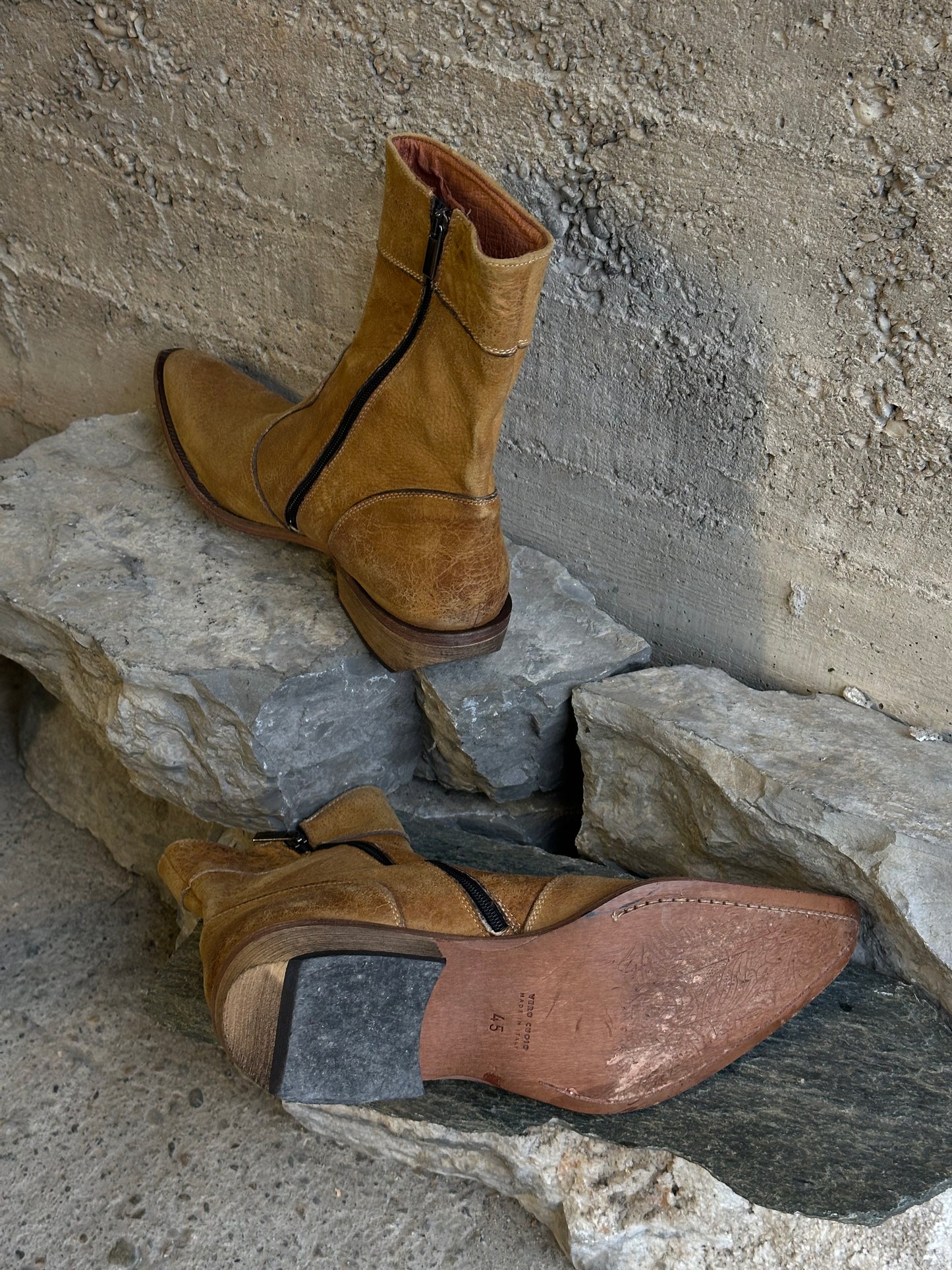 POINTED LIGHT BROWN LEATHER BOOTS