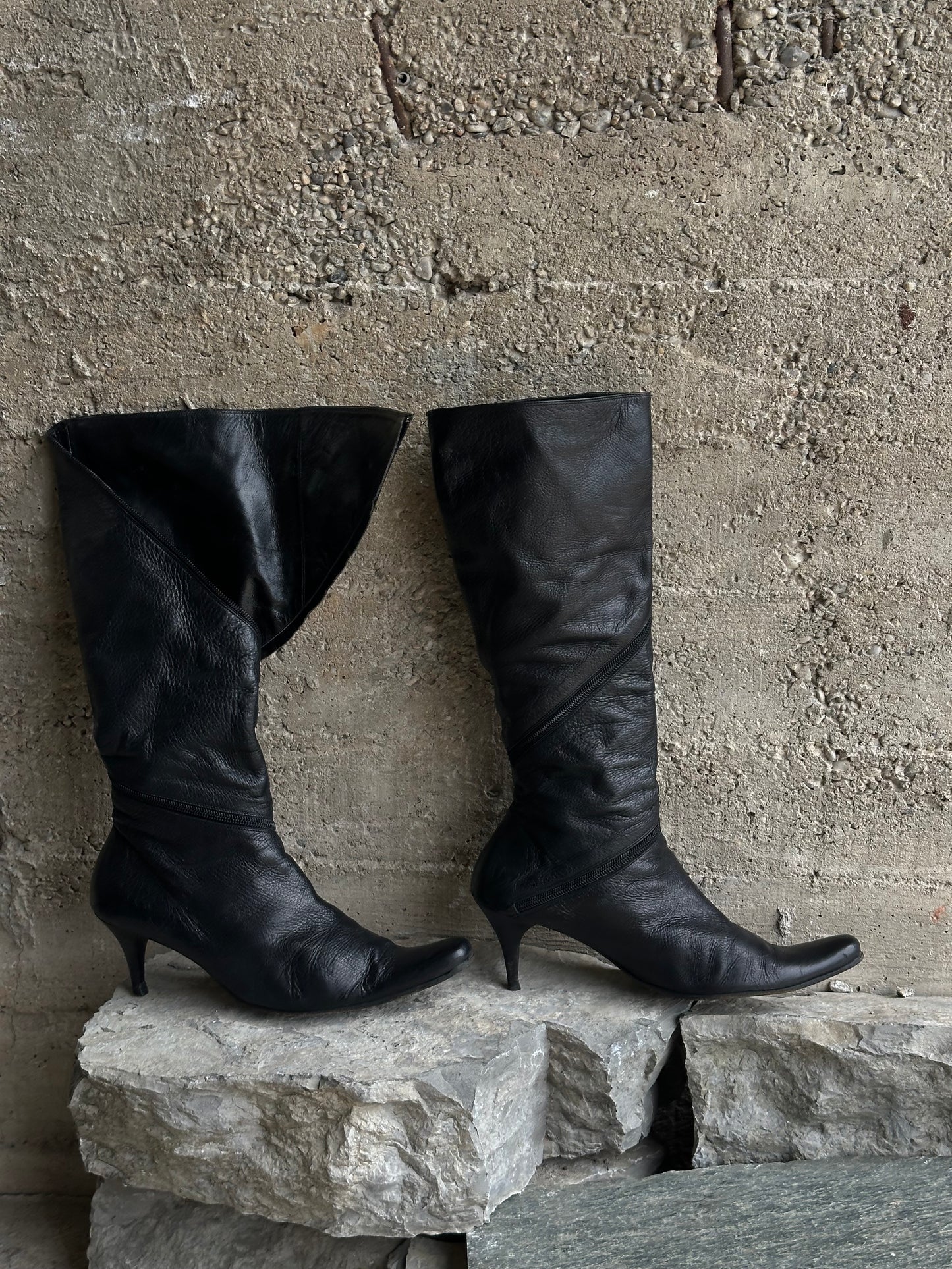 LEATHER TORNADO ZIPPED BOOTS