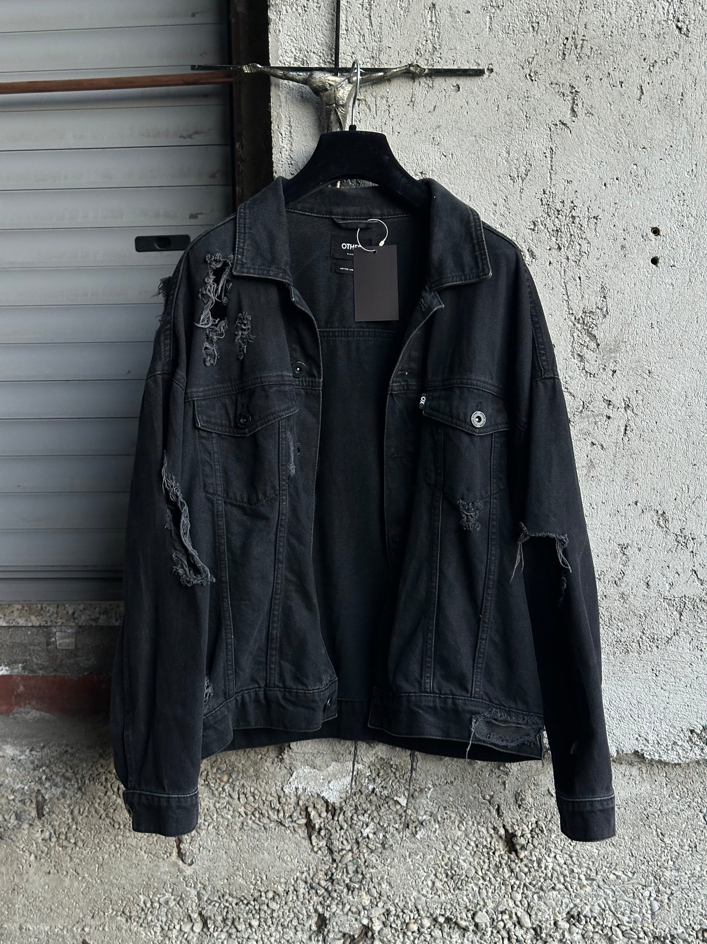 BLACK DENIM DISTRESSED JACKET