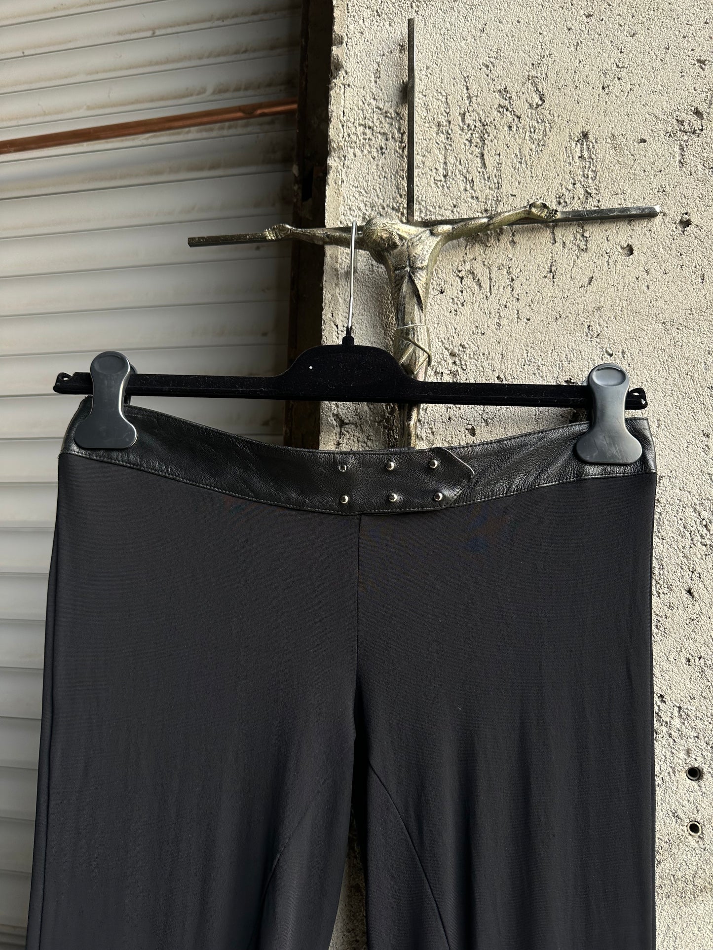 BLACK ELASTIC PANTS & LEATHER DETAILS