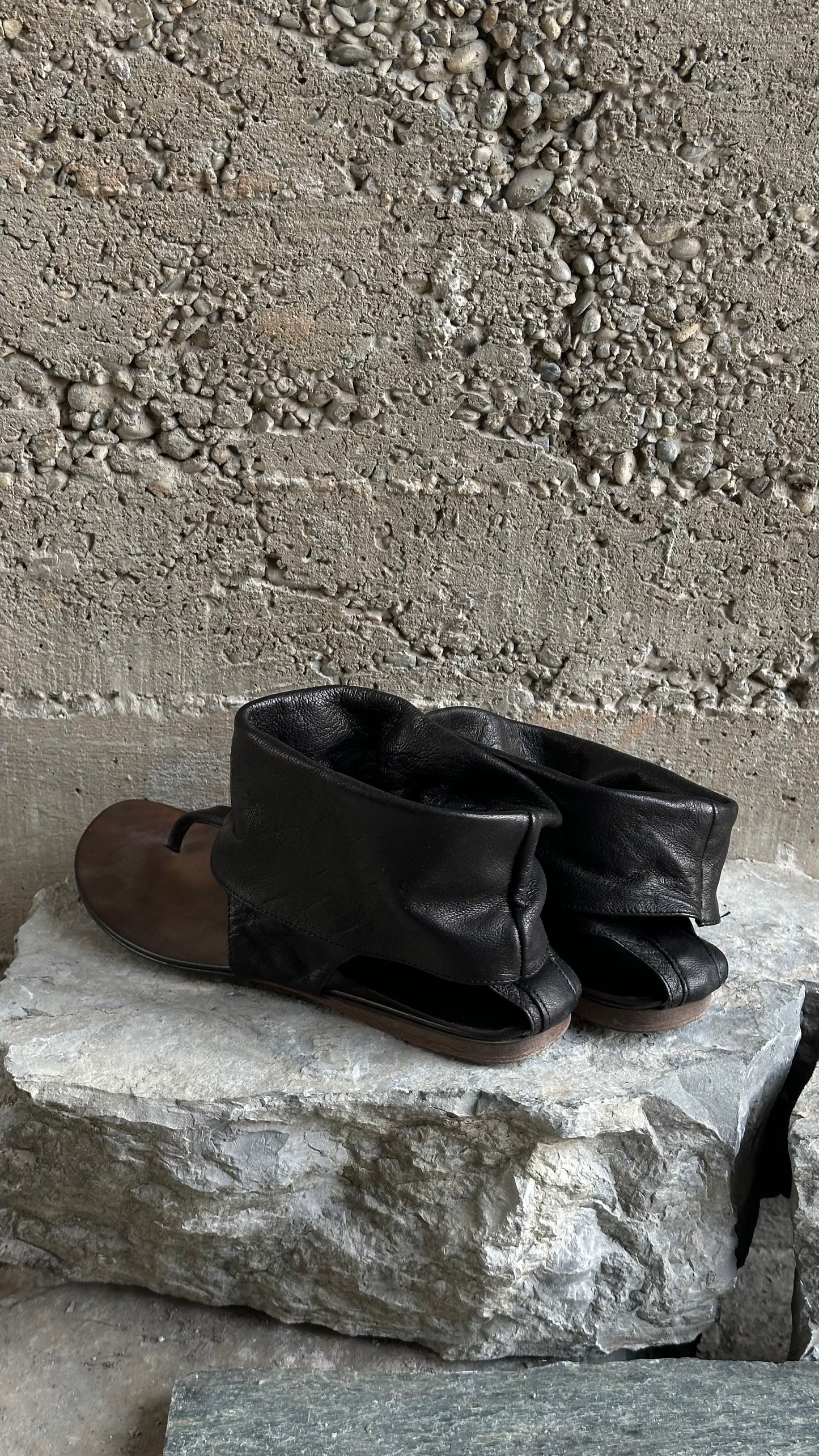 SLOUCHY LEATHER THONG FLATS