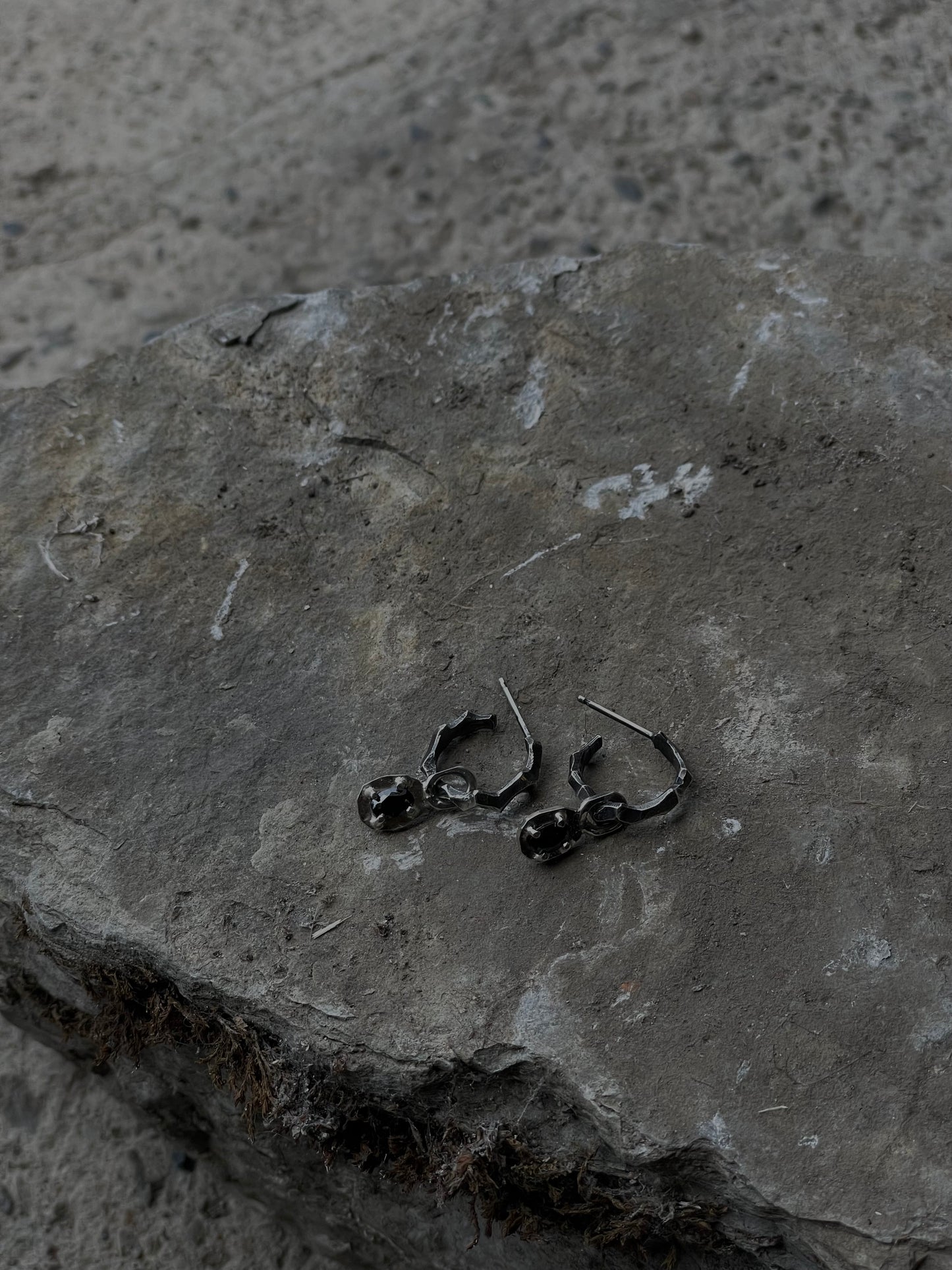 HAILV SILVER EARRINGS WITH A BLACK STONE