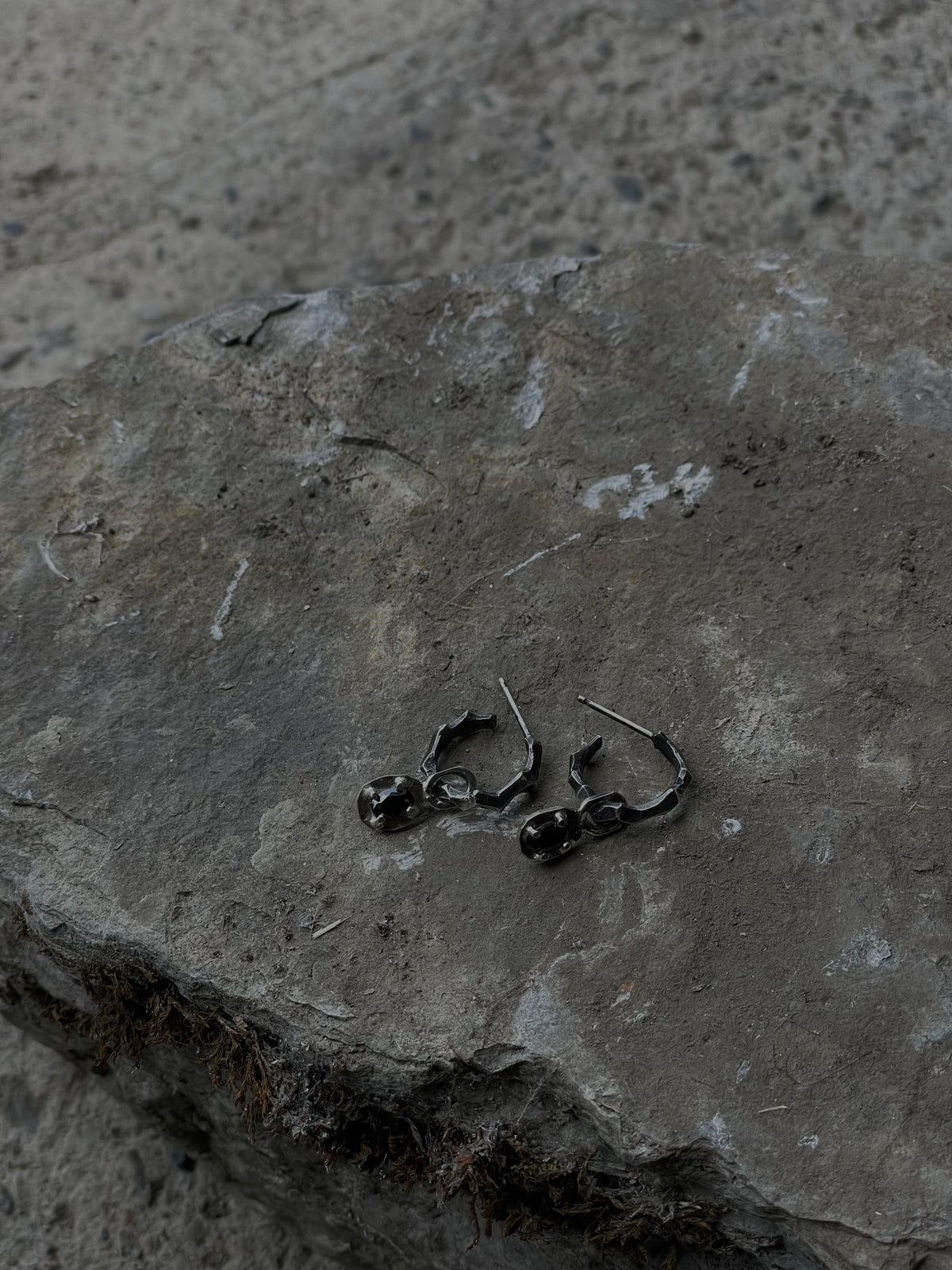 SILVER EARRINGS BLACK STONE BY V