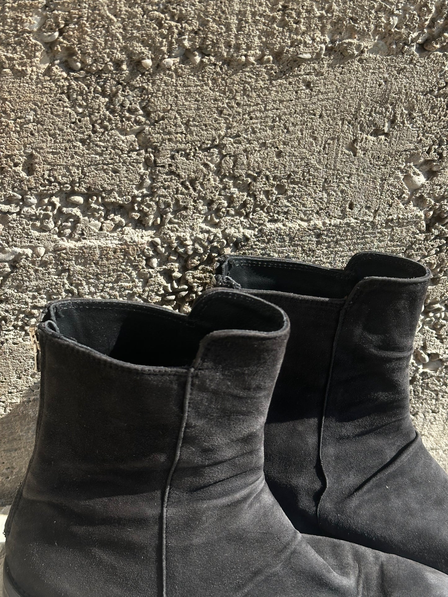 BLACK SUEDE ZIPPED BOOTS