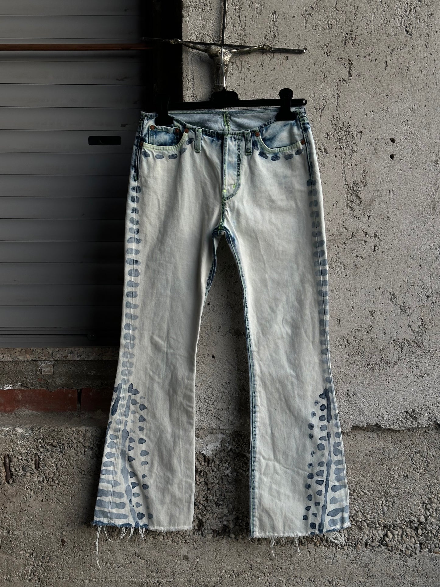 LIGHT DENIM FLARED LEOPARD PANTS