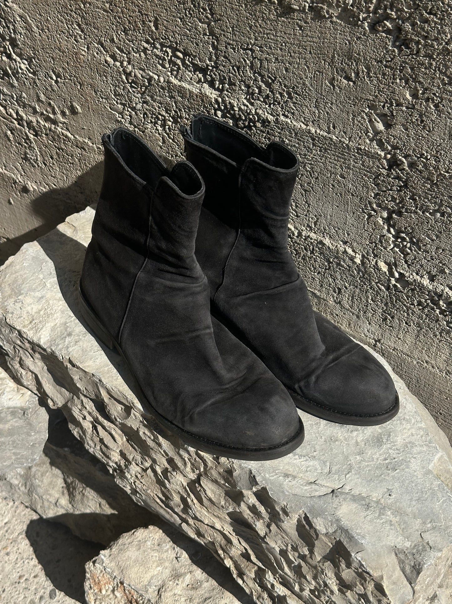 BLACK SUEDE ZIPPED BOOTS