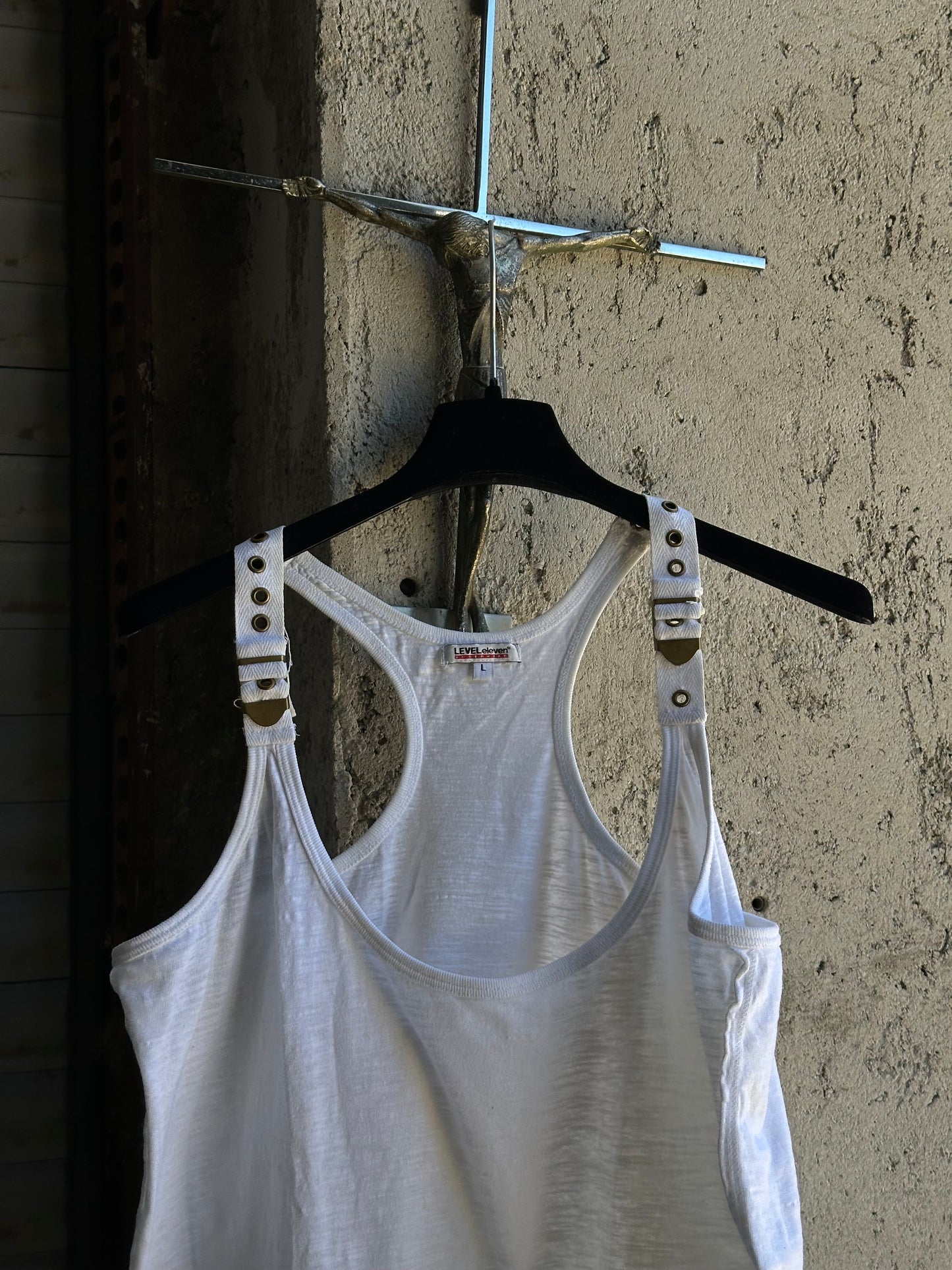 SHOULDER GOLD BUCKLES TANK TOP