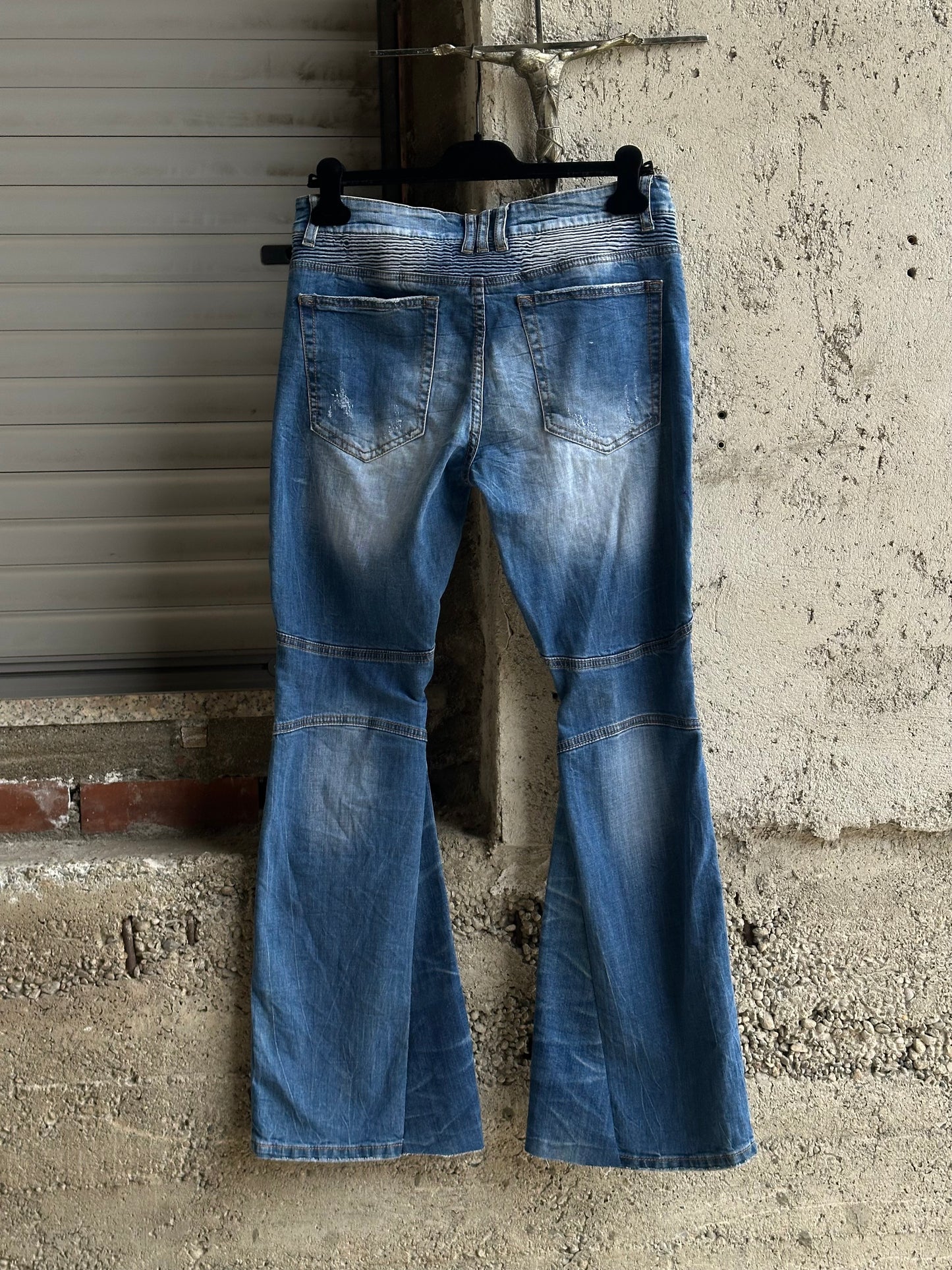 ZIPPED KNEES FLARED DENIM PANTS