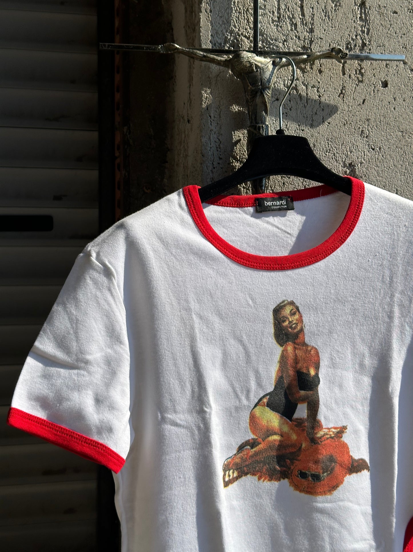CUT OUT WHITE AND RED T-SHIRT