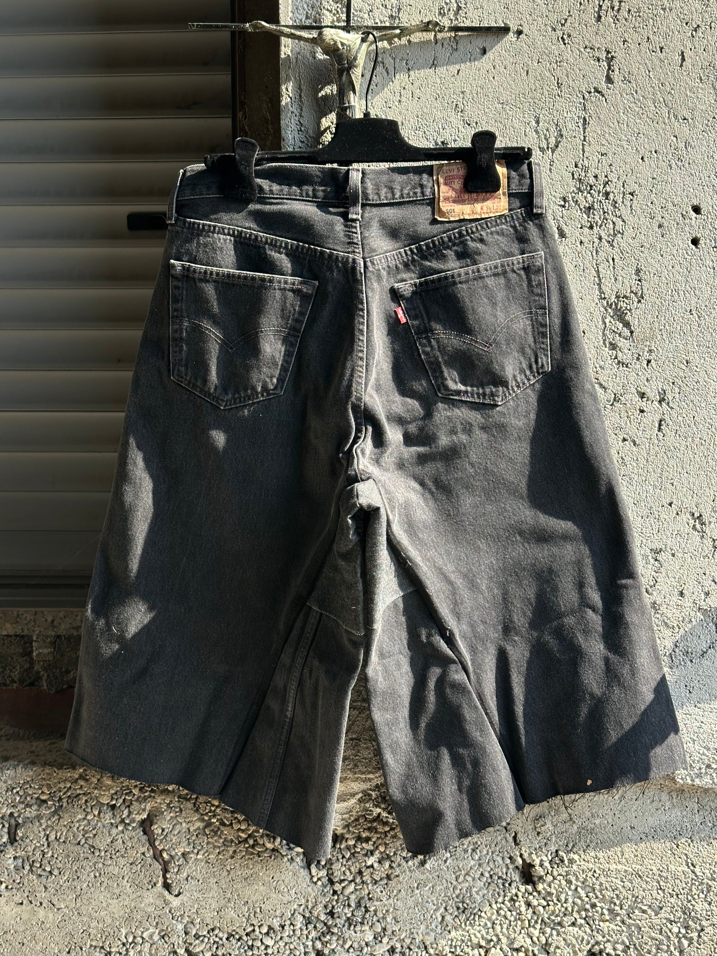 LEVI’S BLACK DENIM JORTS