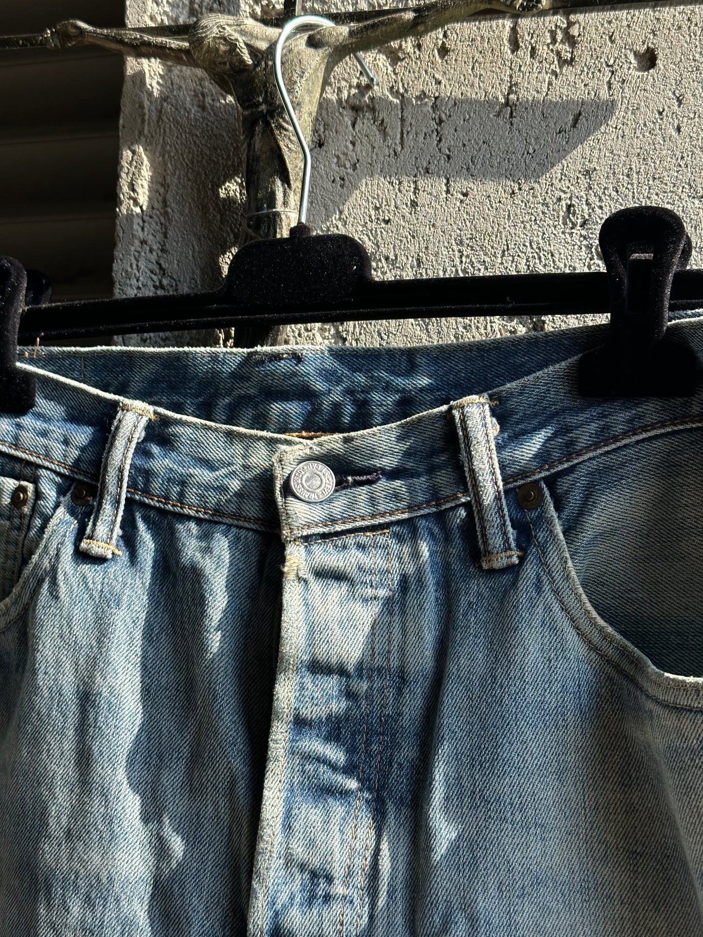 LEVI’S LIGHT BLUE DENIM JORTS