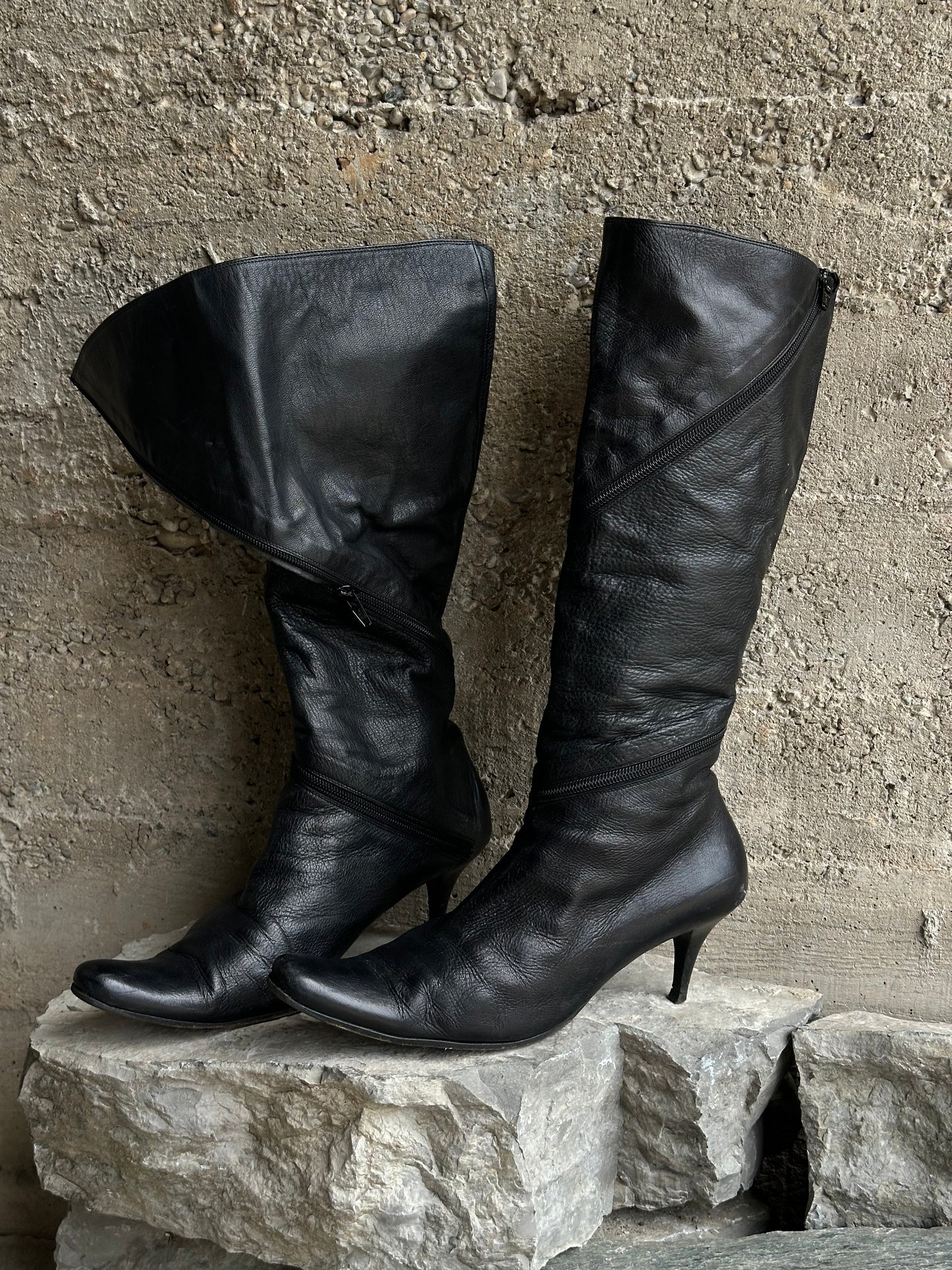 LEATHER TORNADO ZIPPED BOOTS