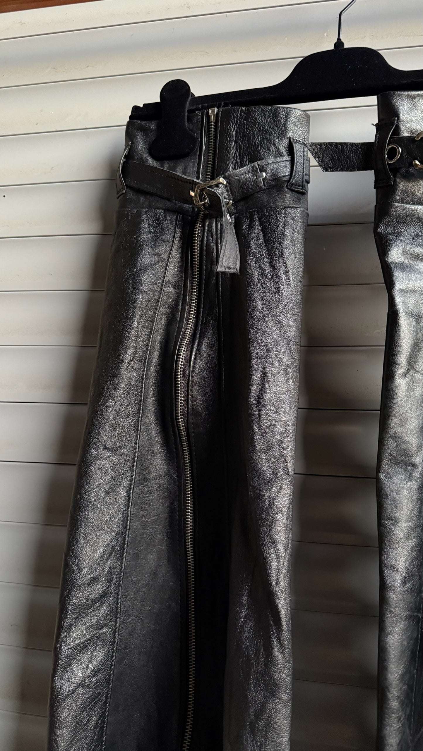 ALEKSANDER CECCO “GLOVYES” LEG WARMERS