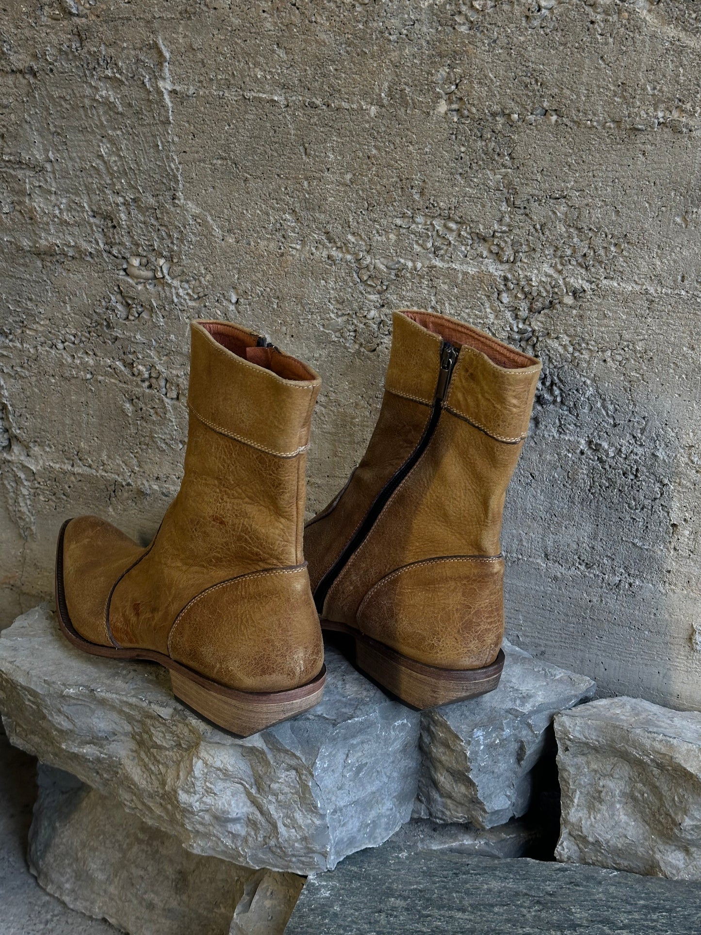 POINTED LIGHT BROWN LEATHER BOOTS