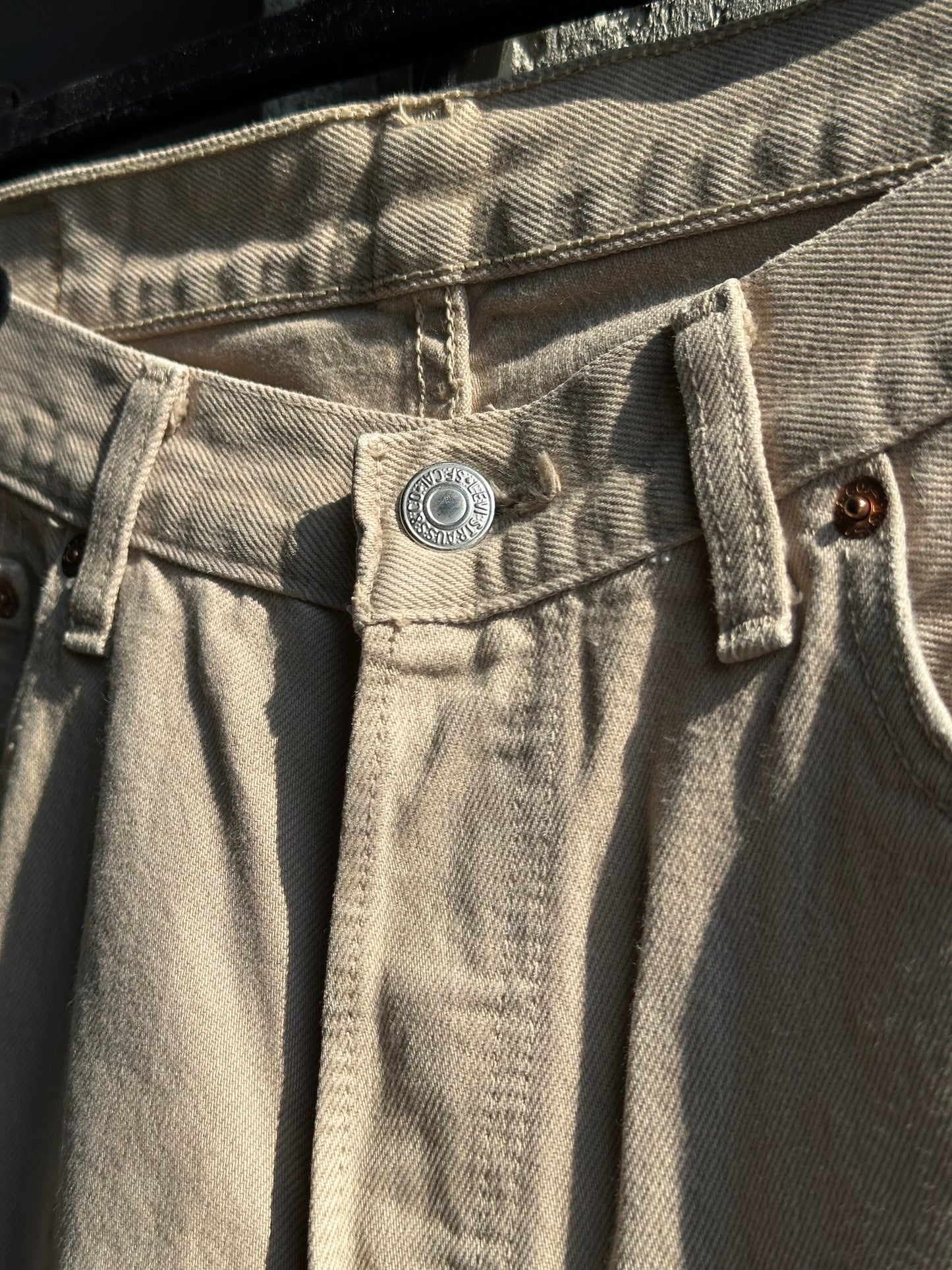 LEVI’S CREAM DENIM JORTS