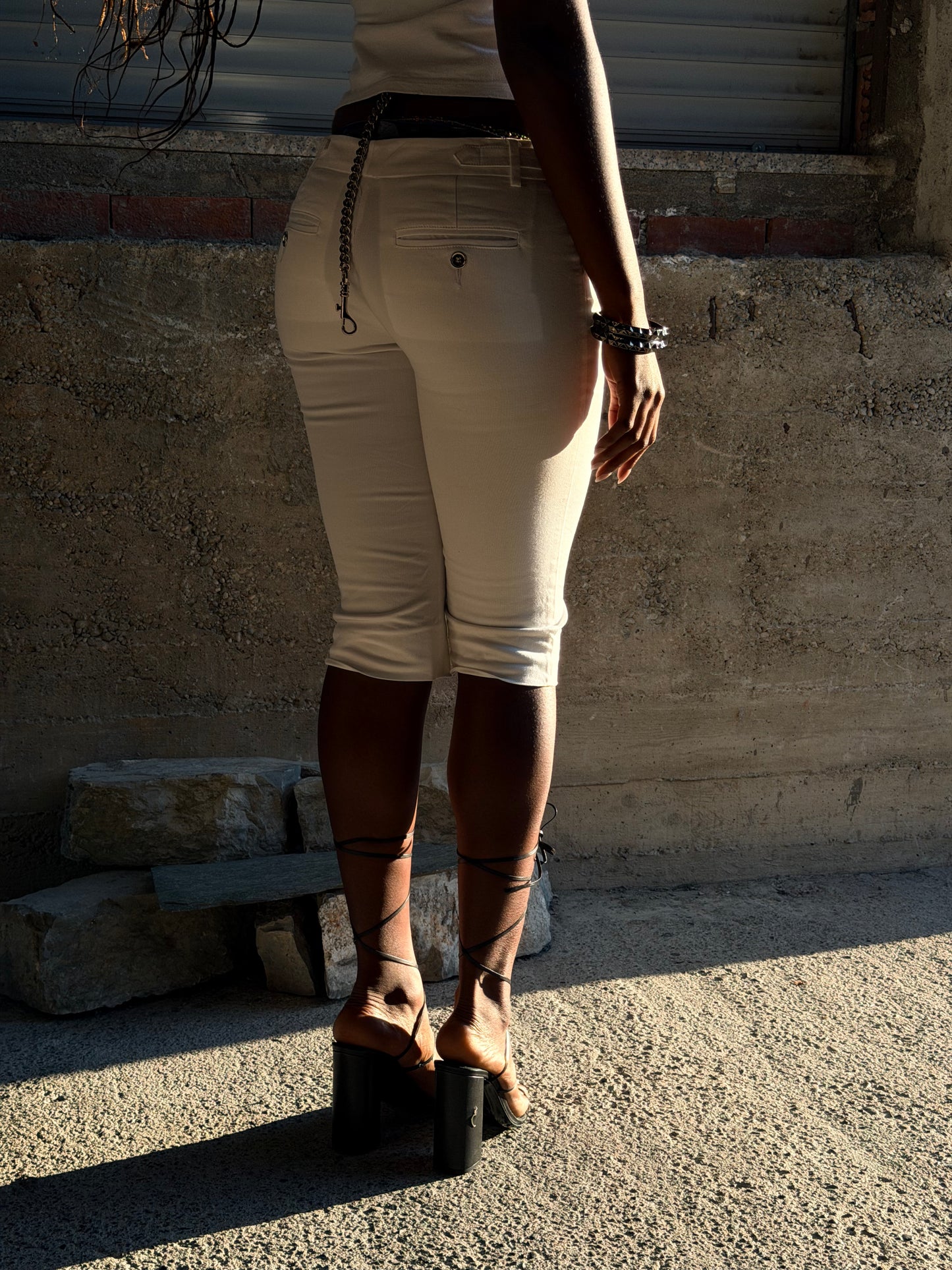 DOLCE & GABBANA WHITE BELTED CAPRI