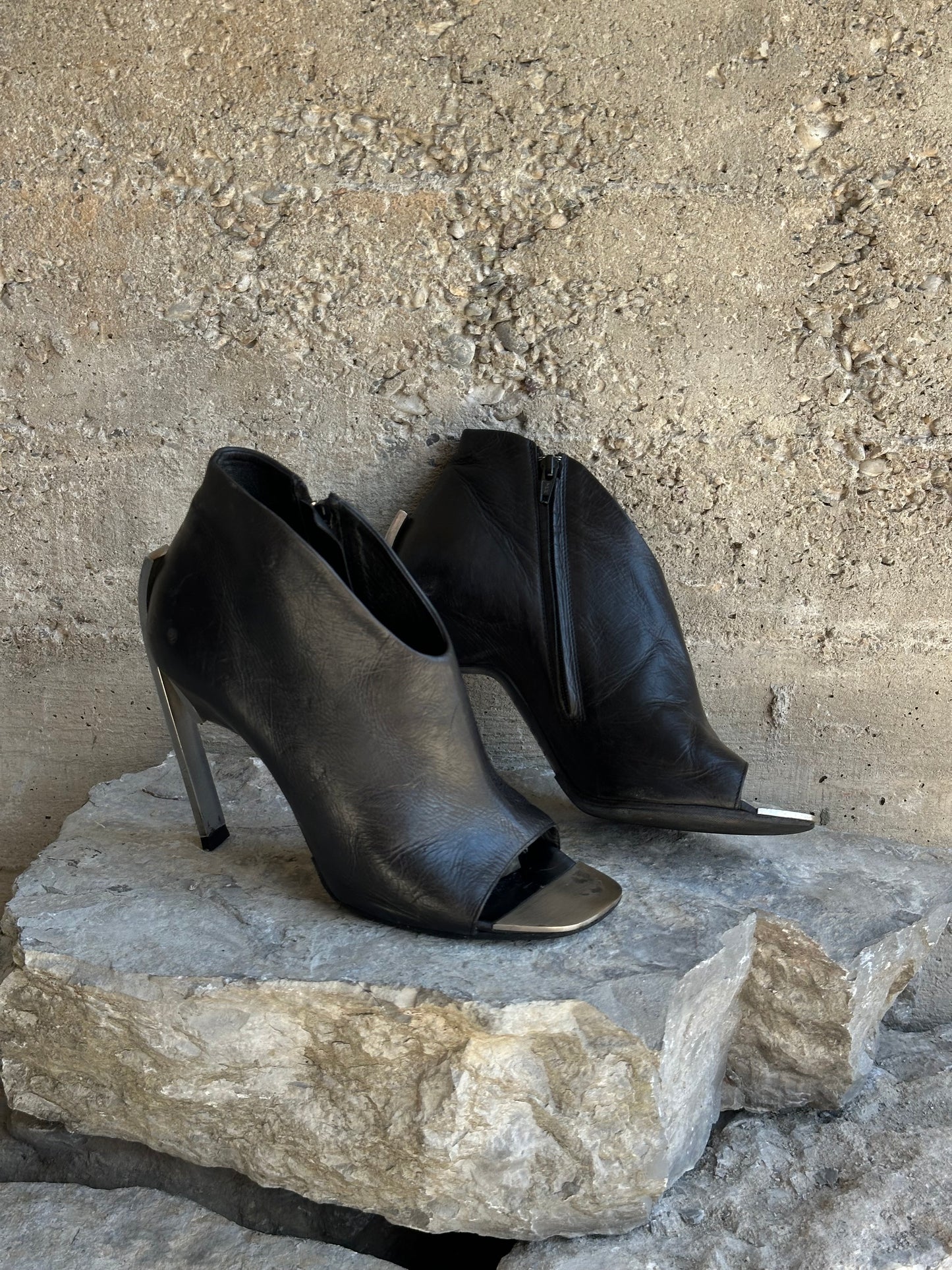 VIC MATIÈ LEATHER ALUMINIUM HEELS