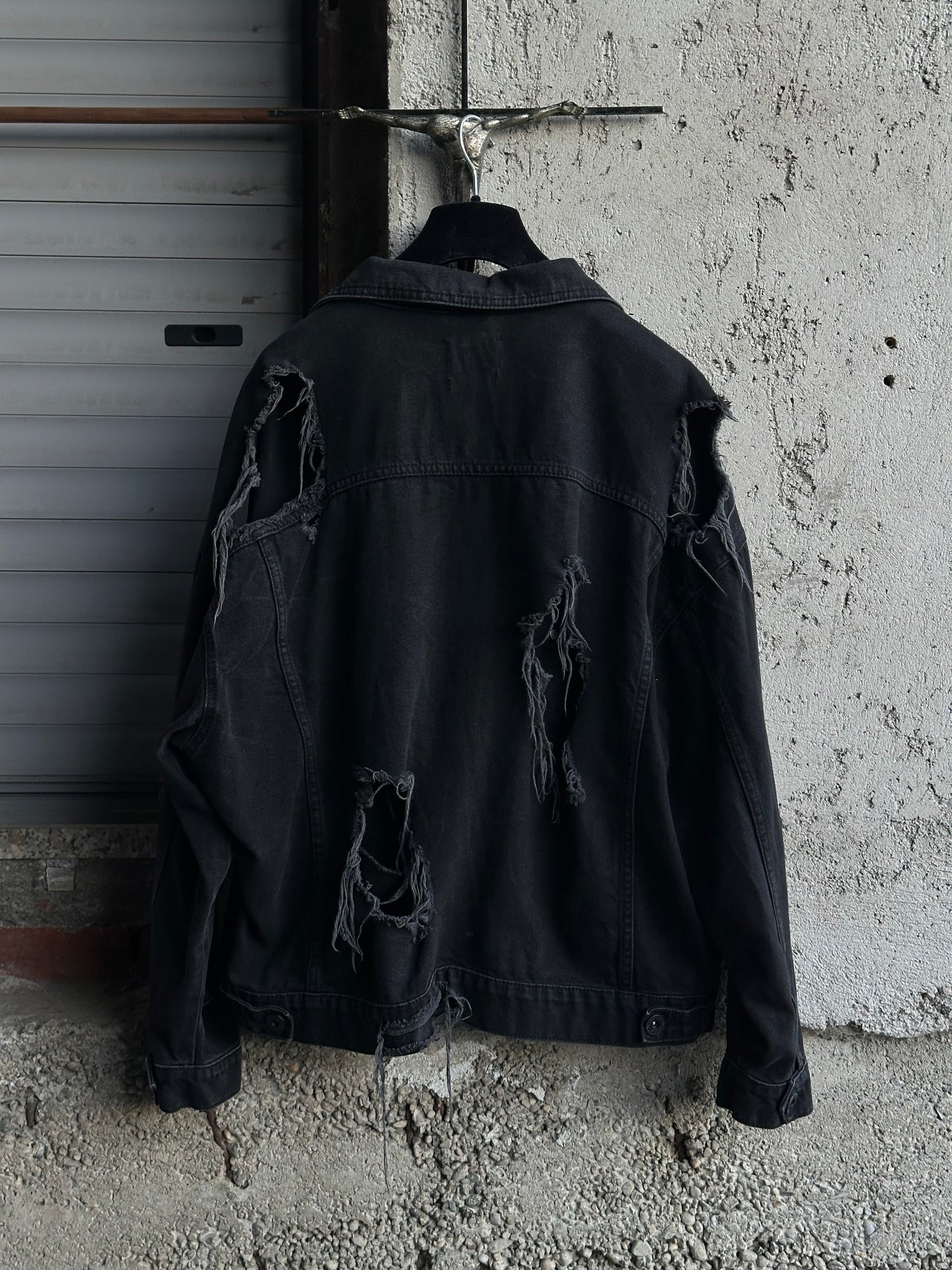 BLACK DENIM DISTRESSED JACKET