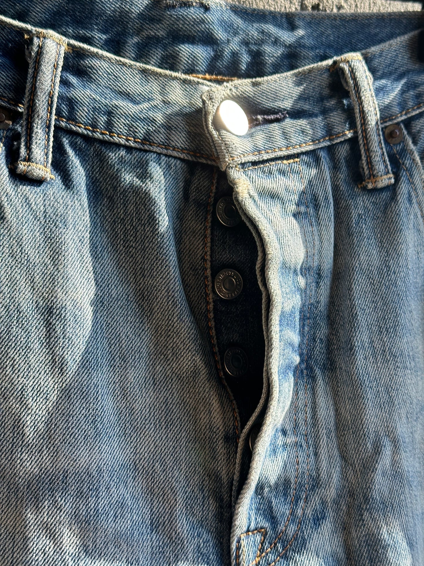 LEVI’S LIGHT BLUE DENIM JORTS