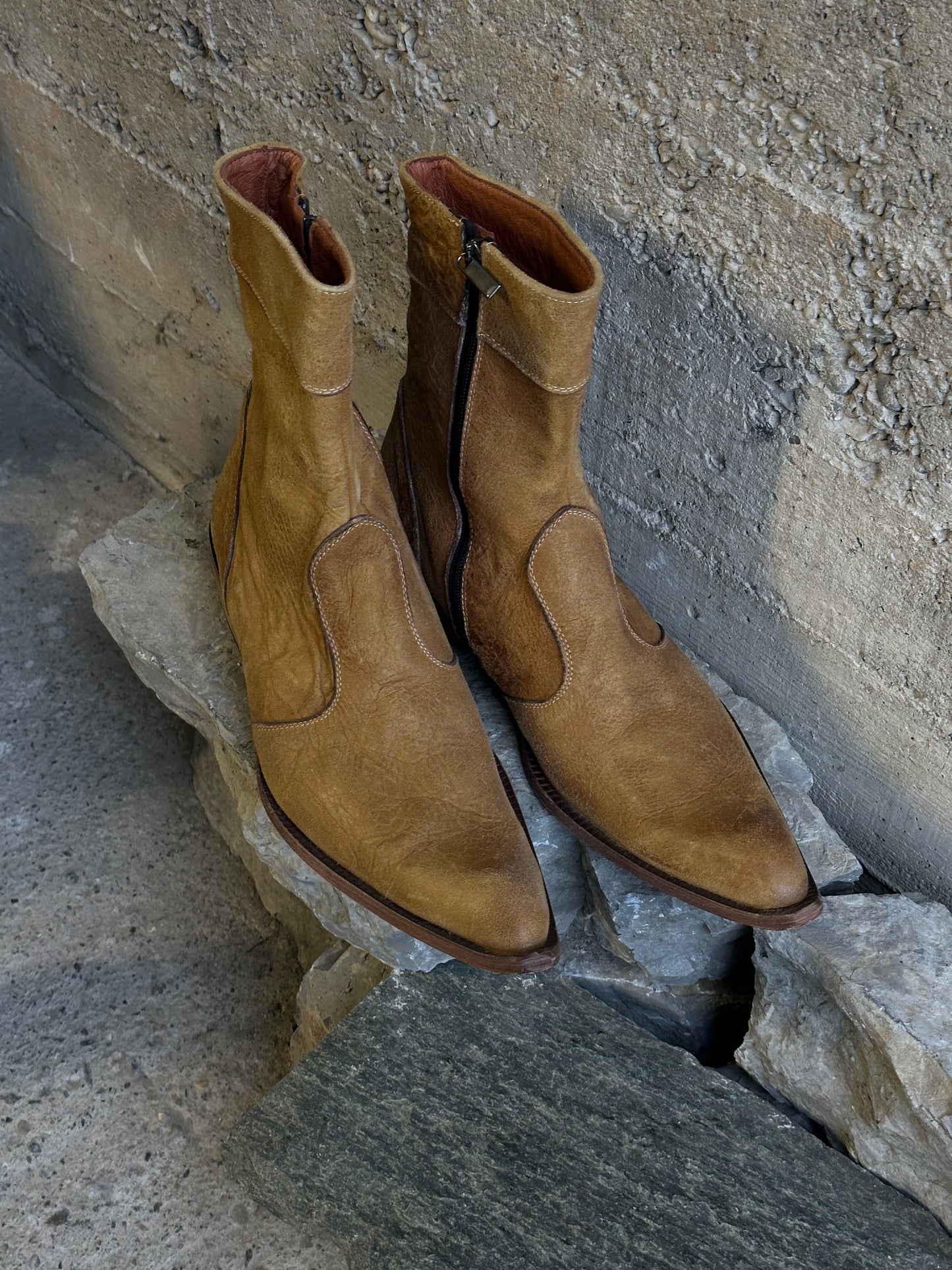 POINTED LIGHT BROWN LEATHER BOOTS