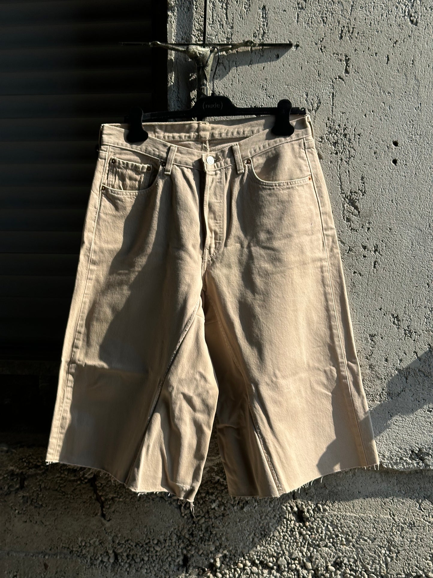 LEVI’S CREAM DENIM JORTS