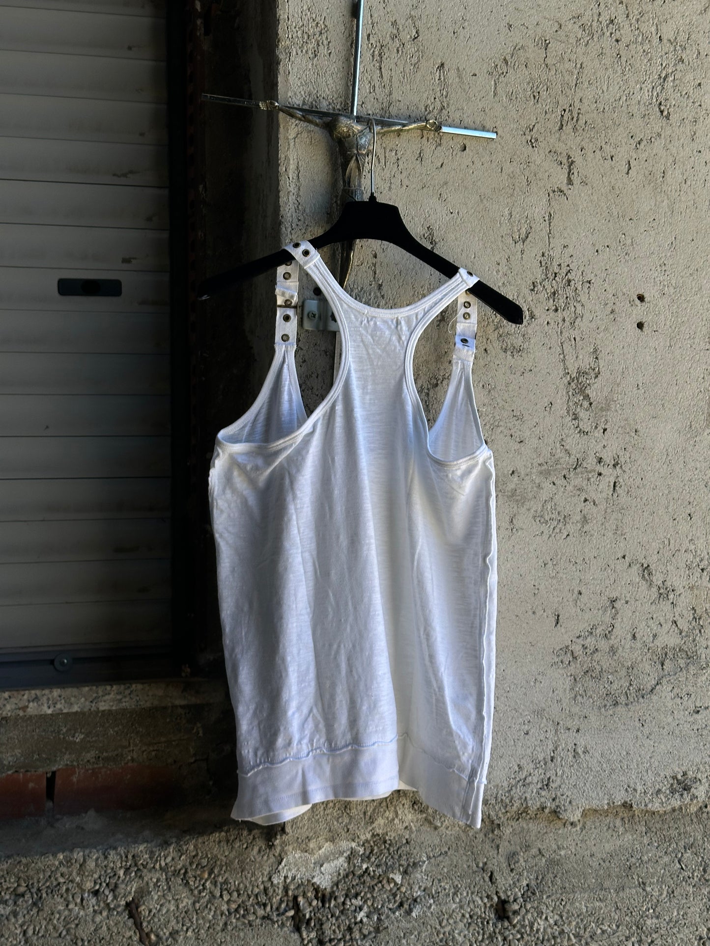 SHOULDER GOLD BUCKLES TANK TOP