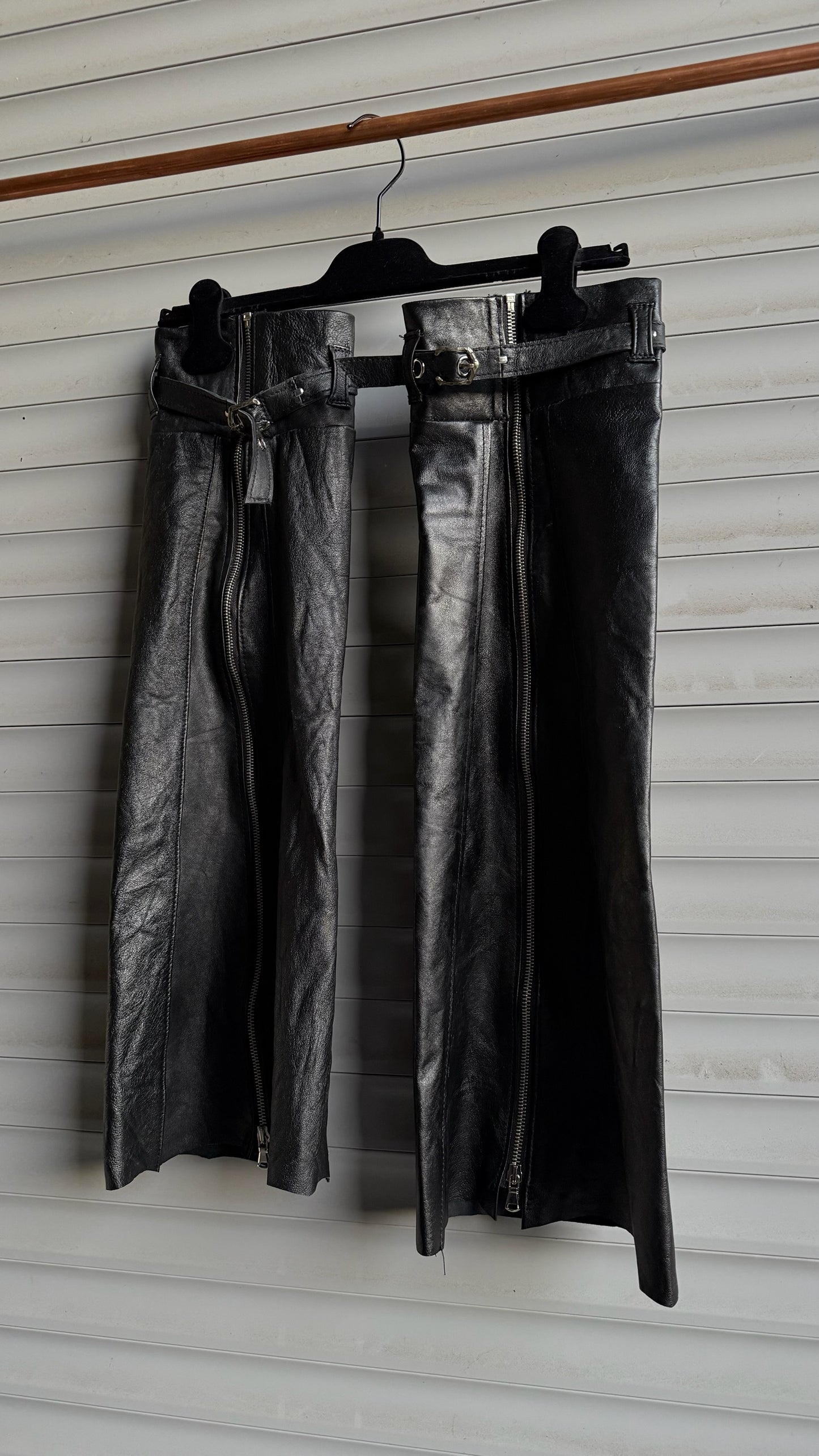 ALEKSANDER CECCO “GLOVYES” LEG WARMERS