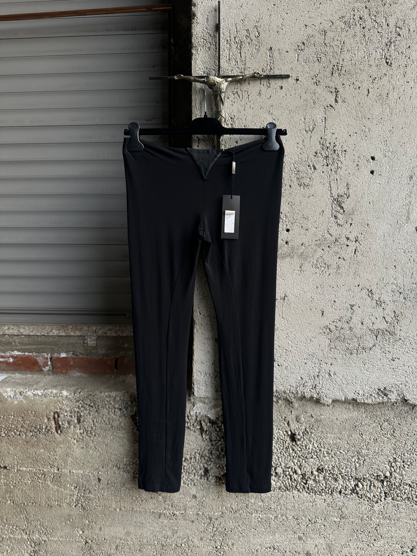 BLACK ELASTIC PANTS & LEATHER DETAILS