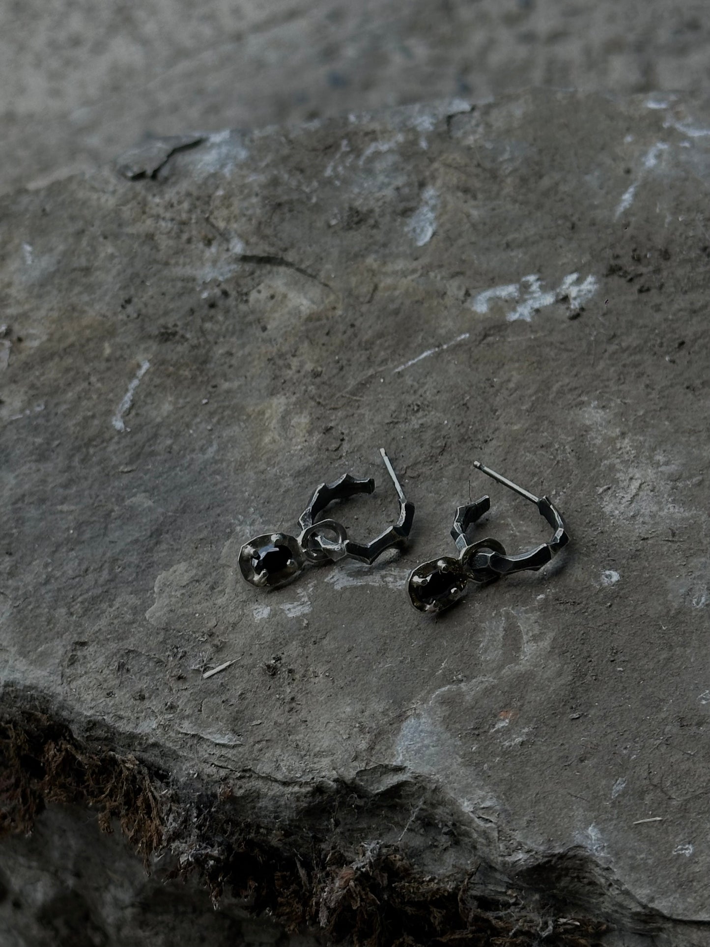 HAILV SILVER EARRINGS WITH A BLACK STONE