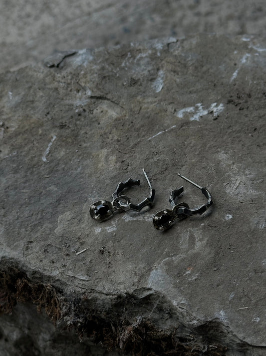 HAILV SILVER EARRINGS WITH A BLACK STONE