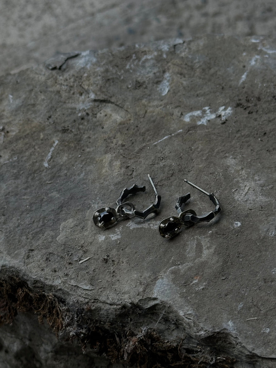 SILVER EARRINGS WITH A BLACK STONE BY V