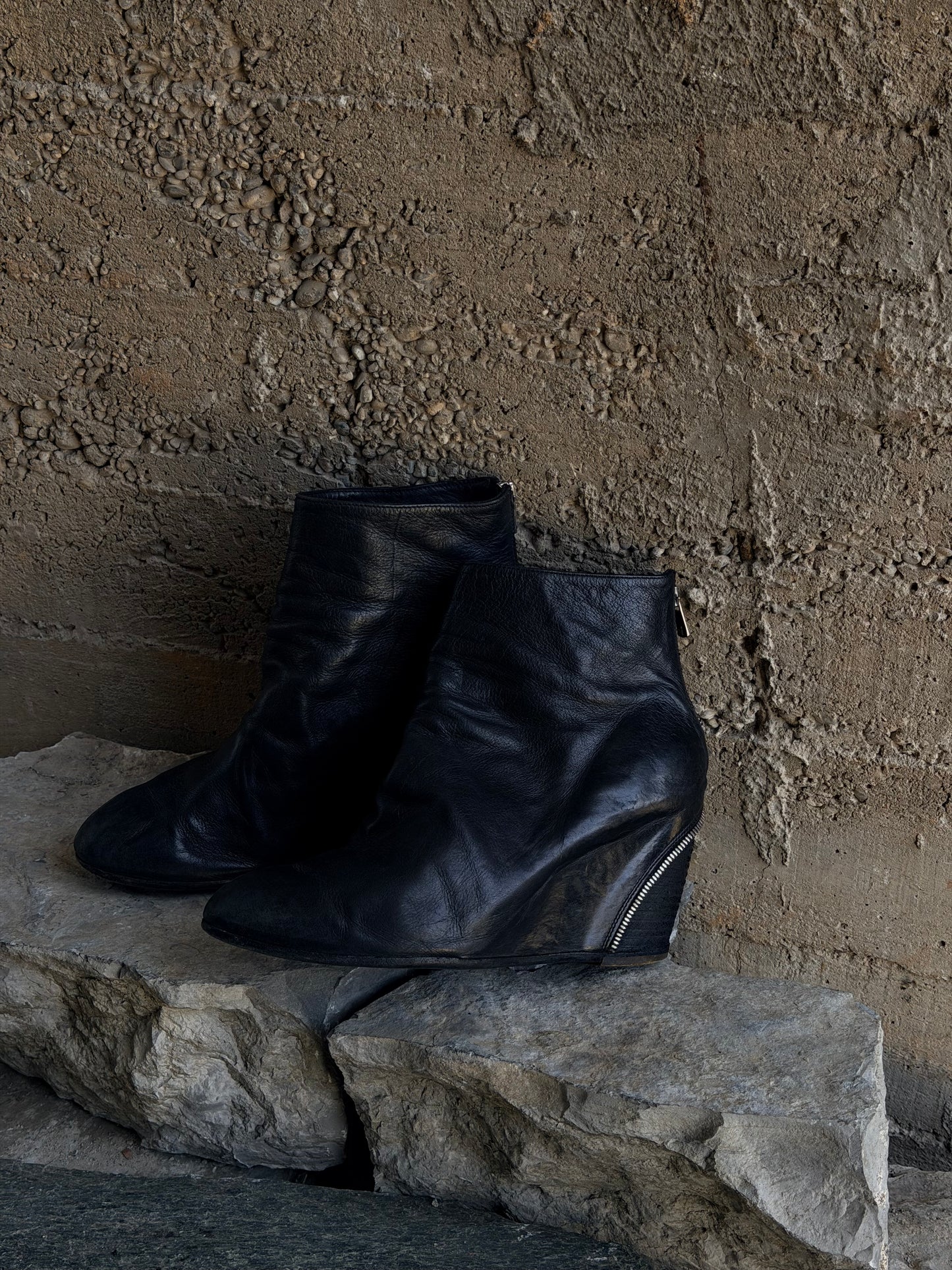 LEATHER ZIPPED WEDGE