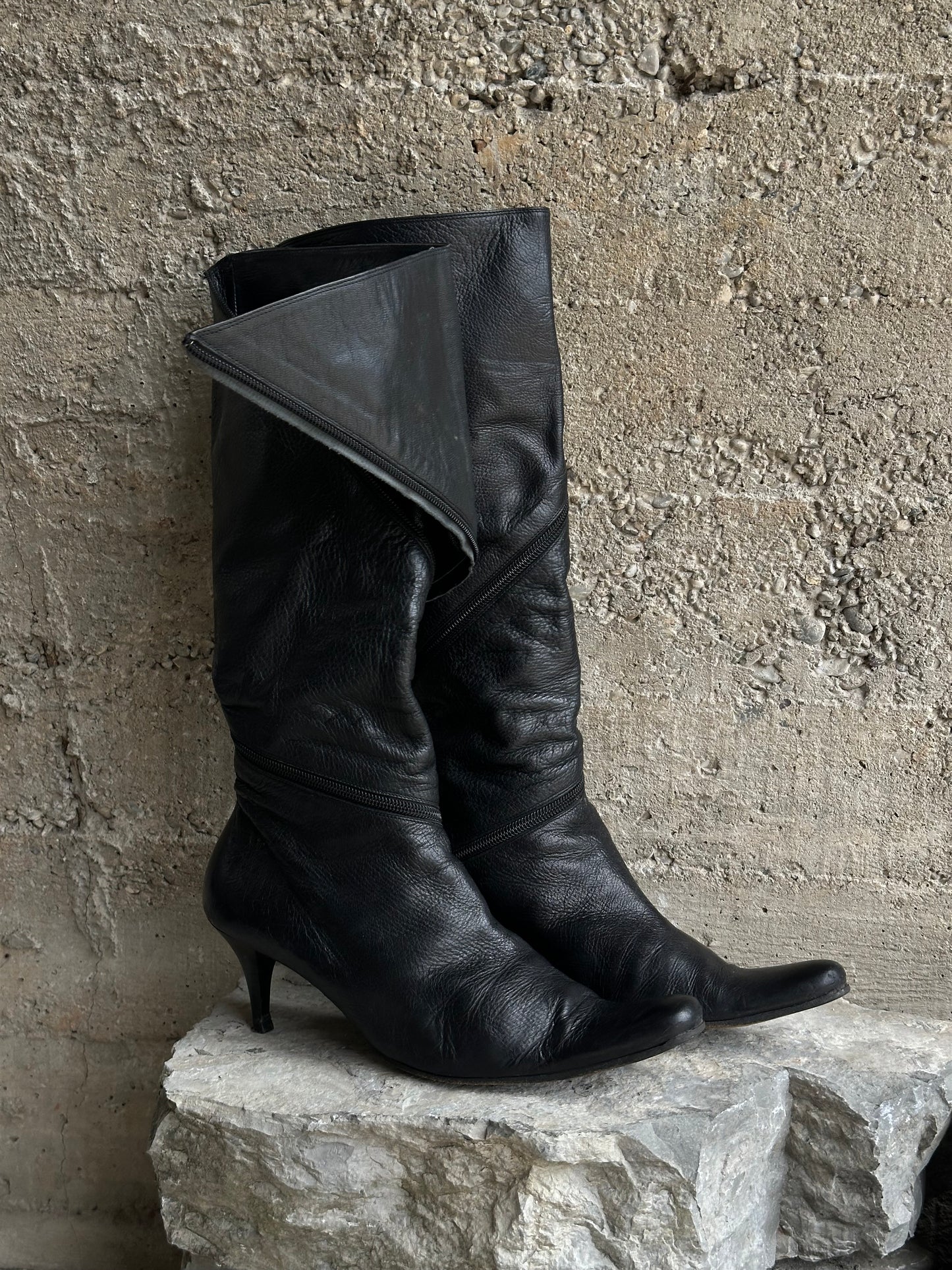 LEATHER TORNADO ZIPPED BOOTS