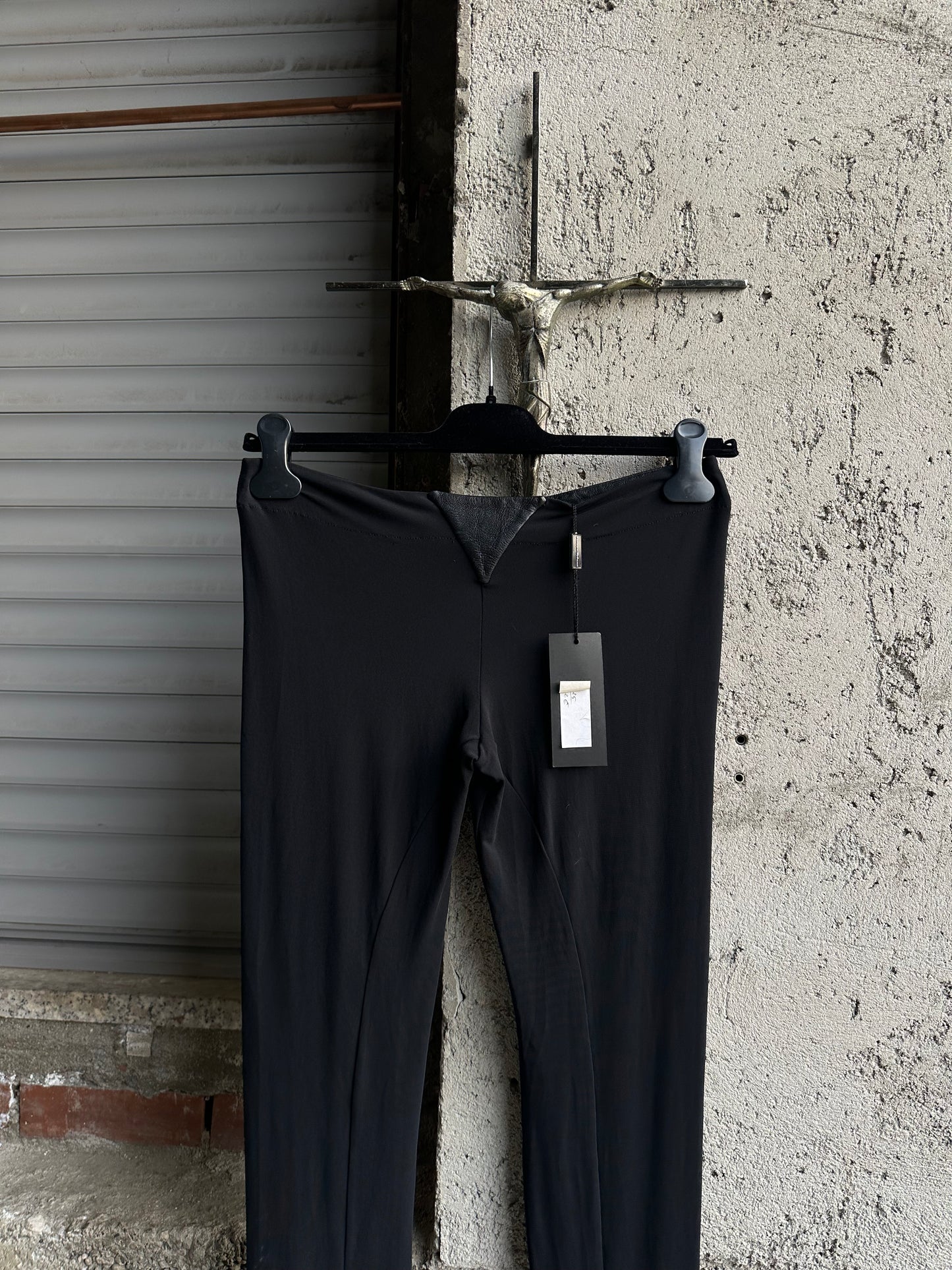 BLACK ELASTIC PANTS & LEATHER DETAILS