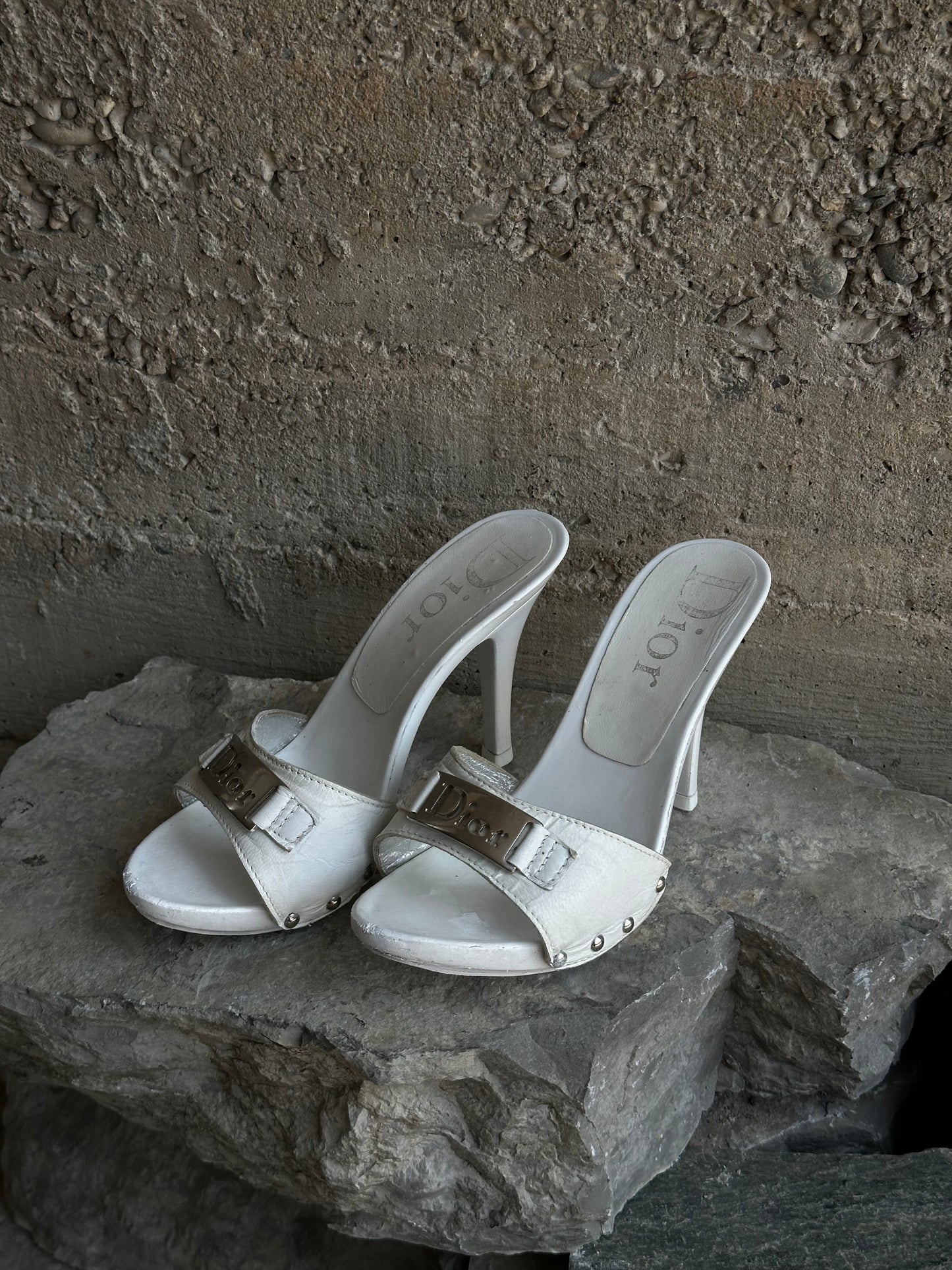 DIOR WHITE LOGO PLATE MULES