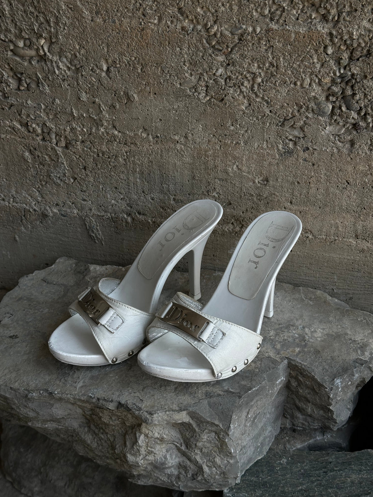 DIOR WHITE LOGO PLATE MULES