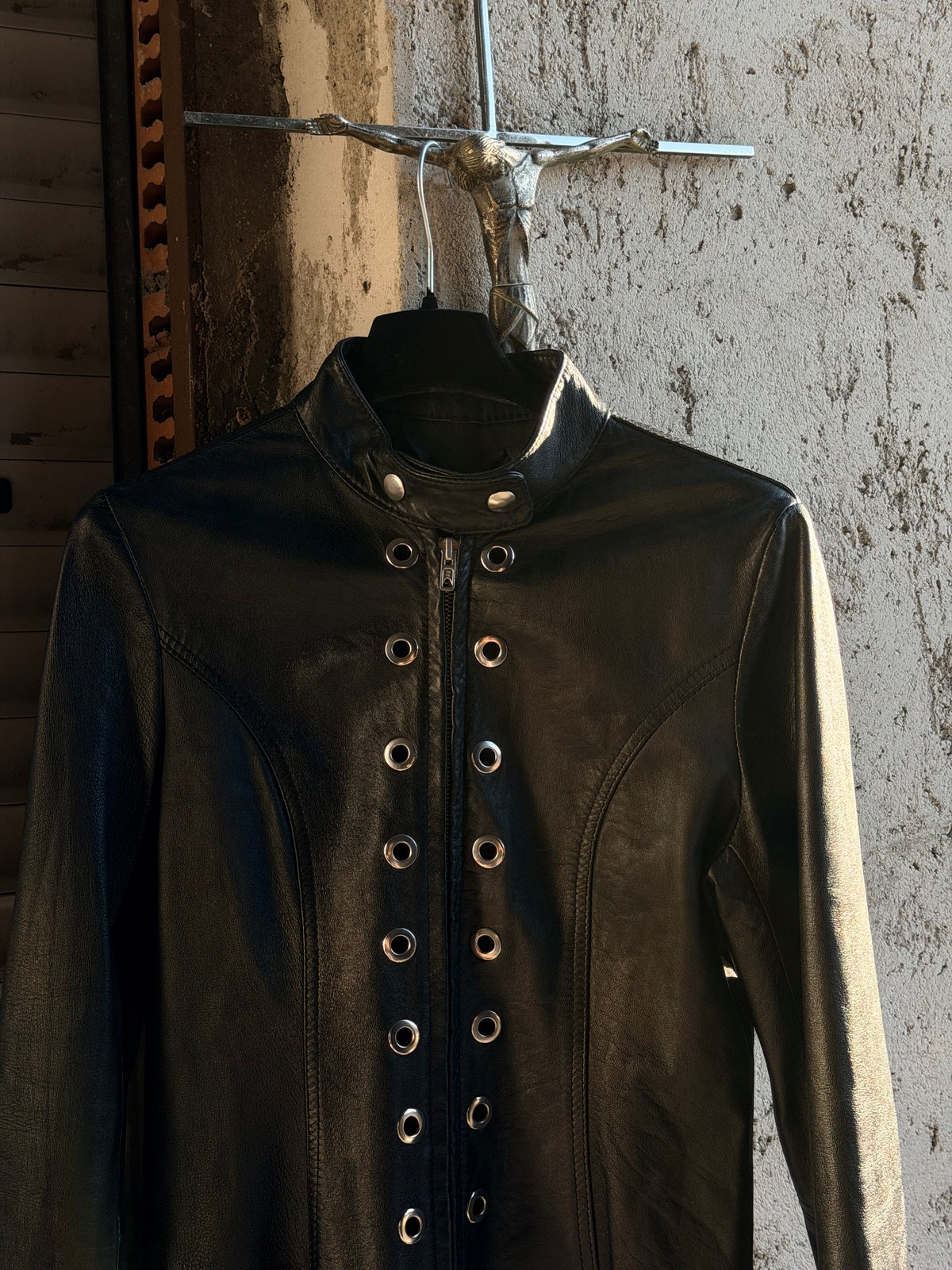 V SHAPE EYELETS JACKEY