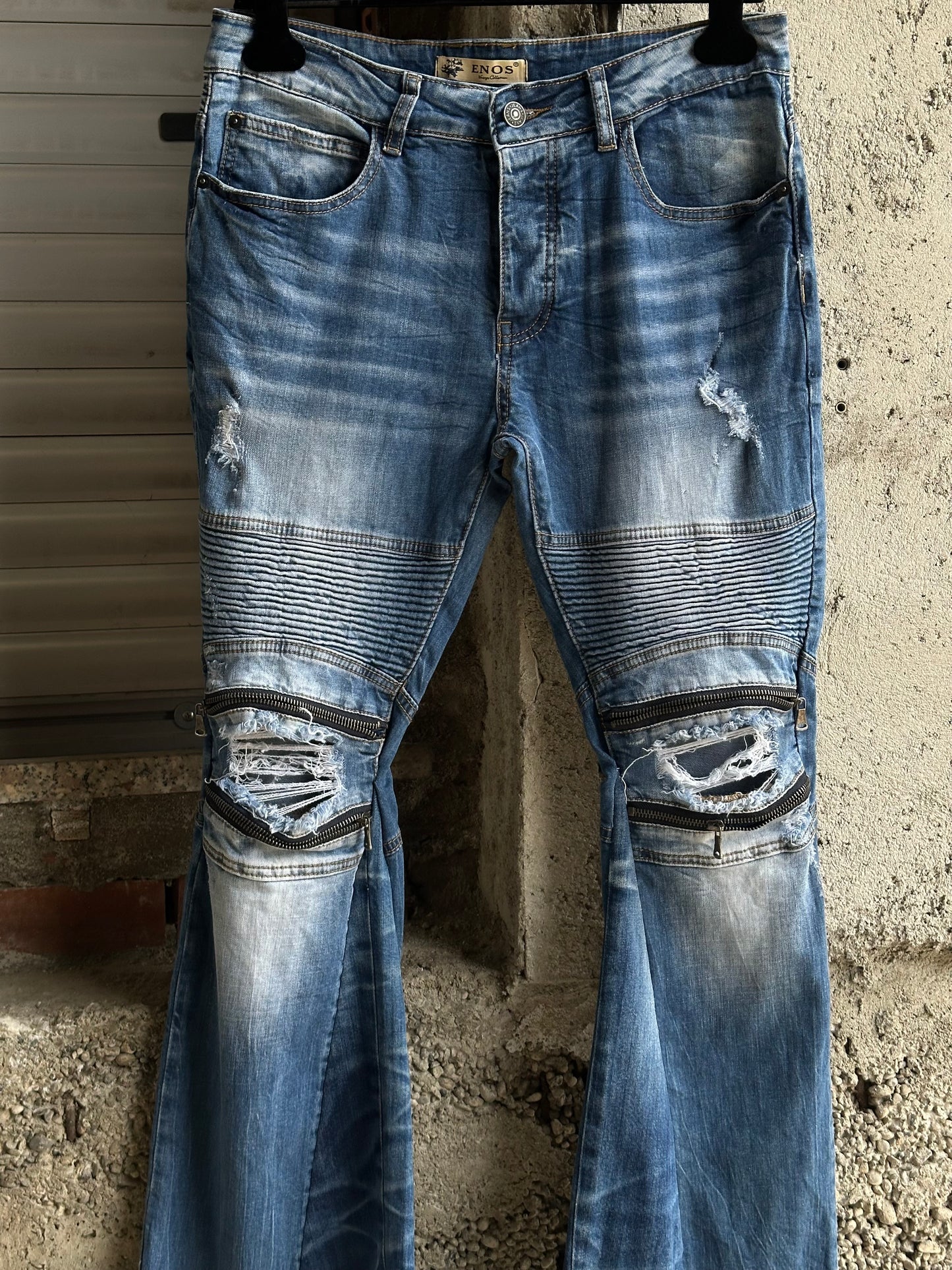ZIPPED KNEES FLARED DENIM PANTS