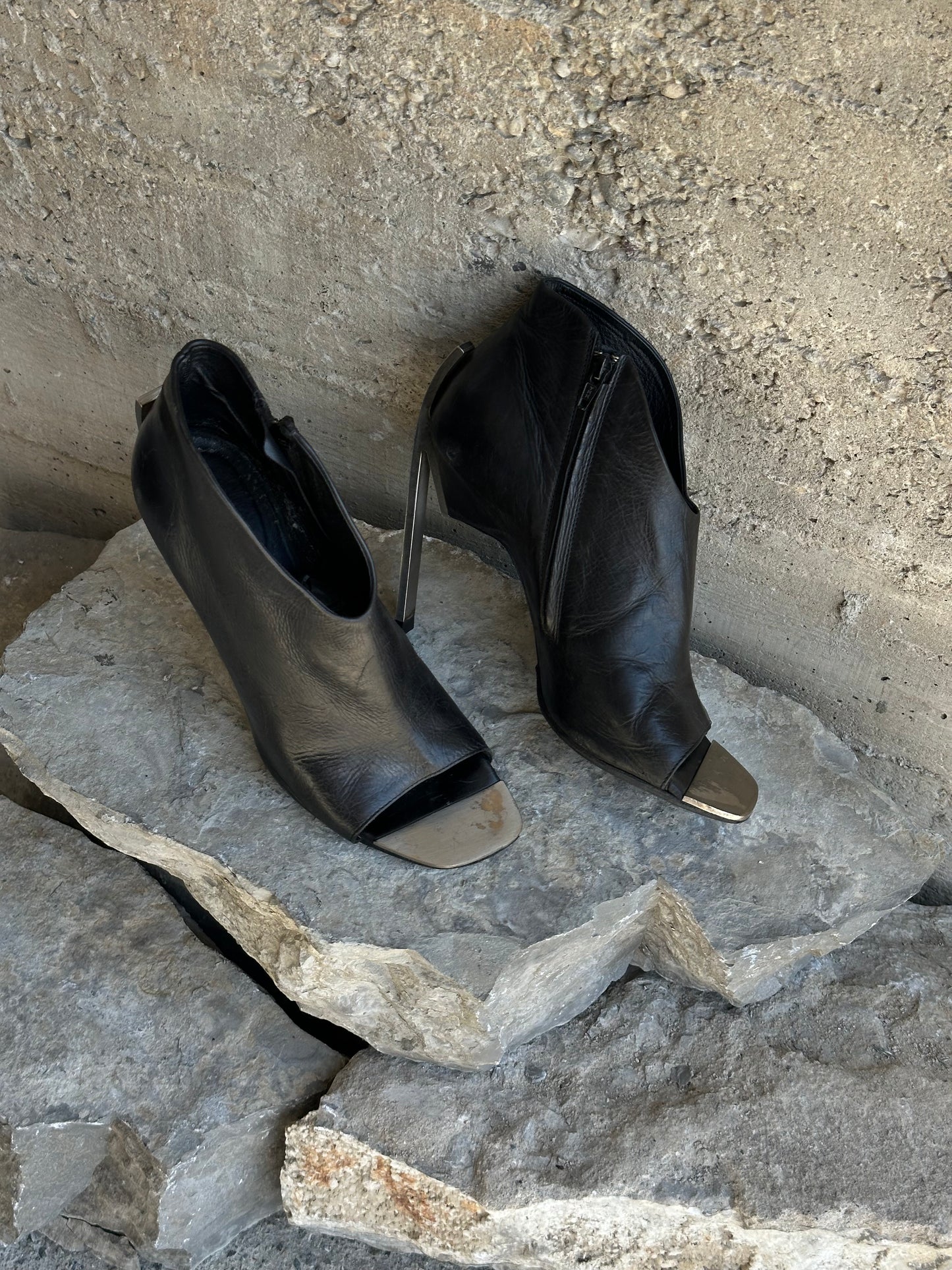 VIC MATIÈ LEATHER ALUMINIUM HEELS