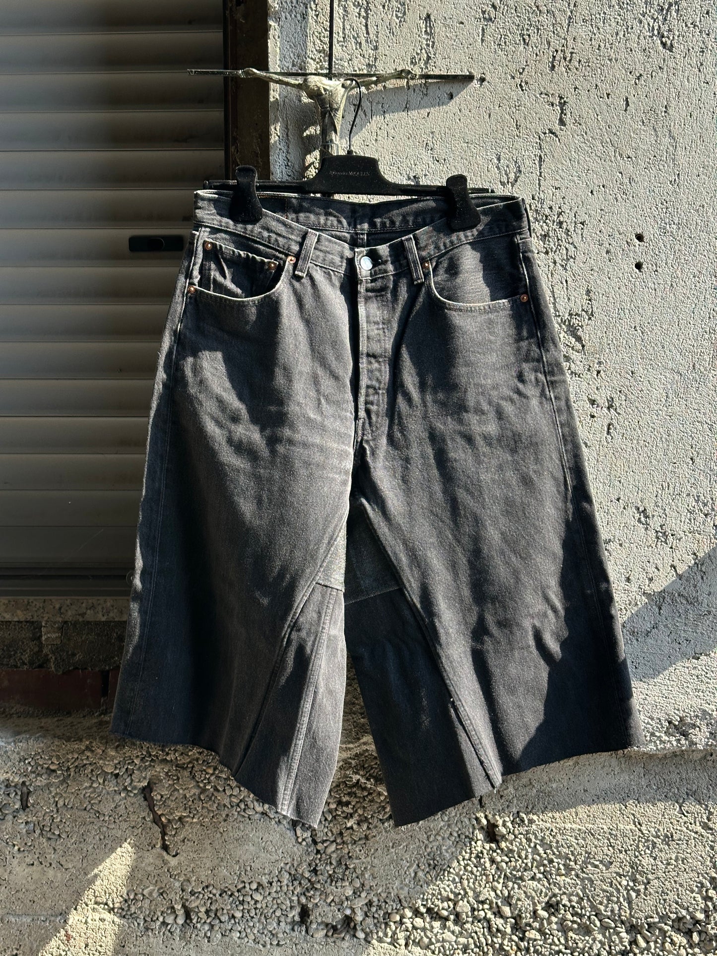 LEVI’S BLACK DENIM JORTS