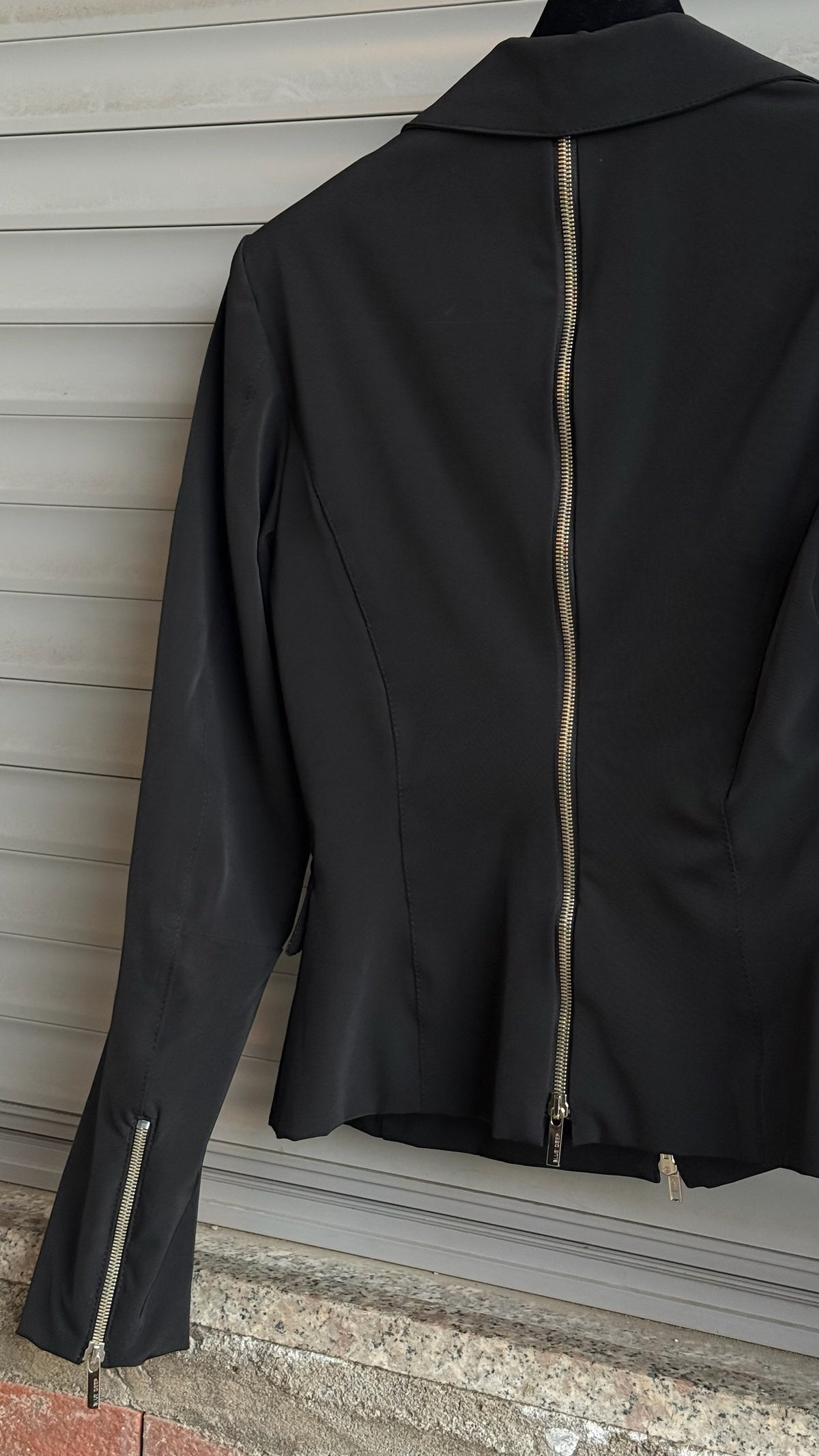 BACK ZIPPED BLAZER