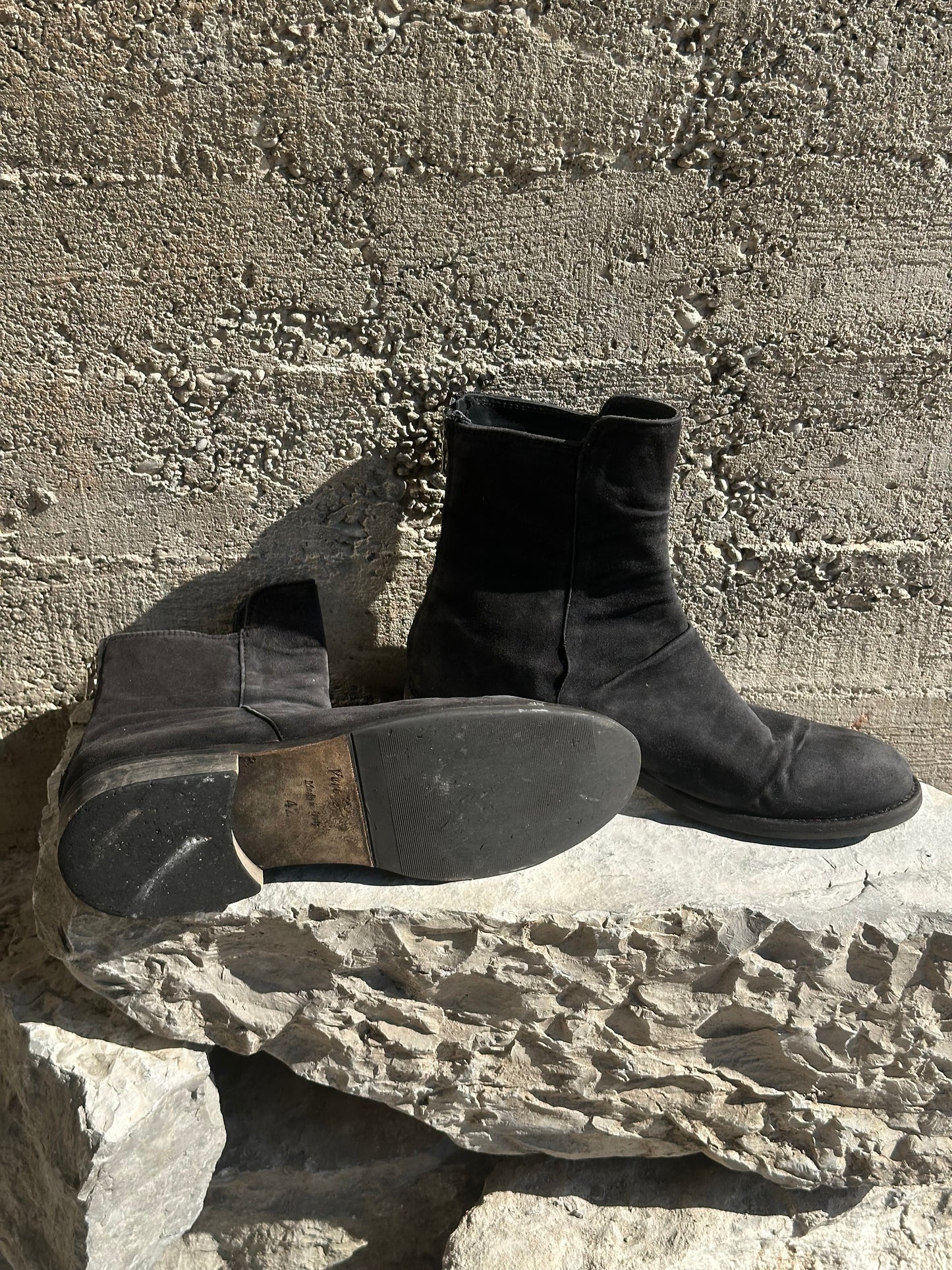 BLACK SUEDE ZIPPED BOOTS