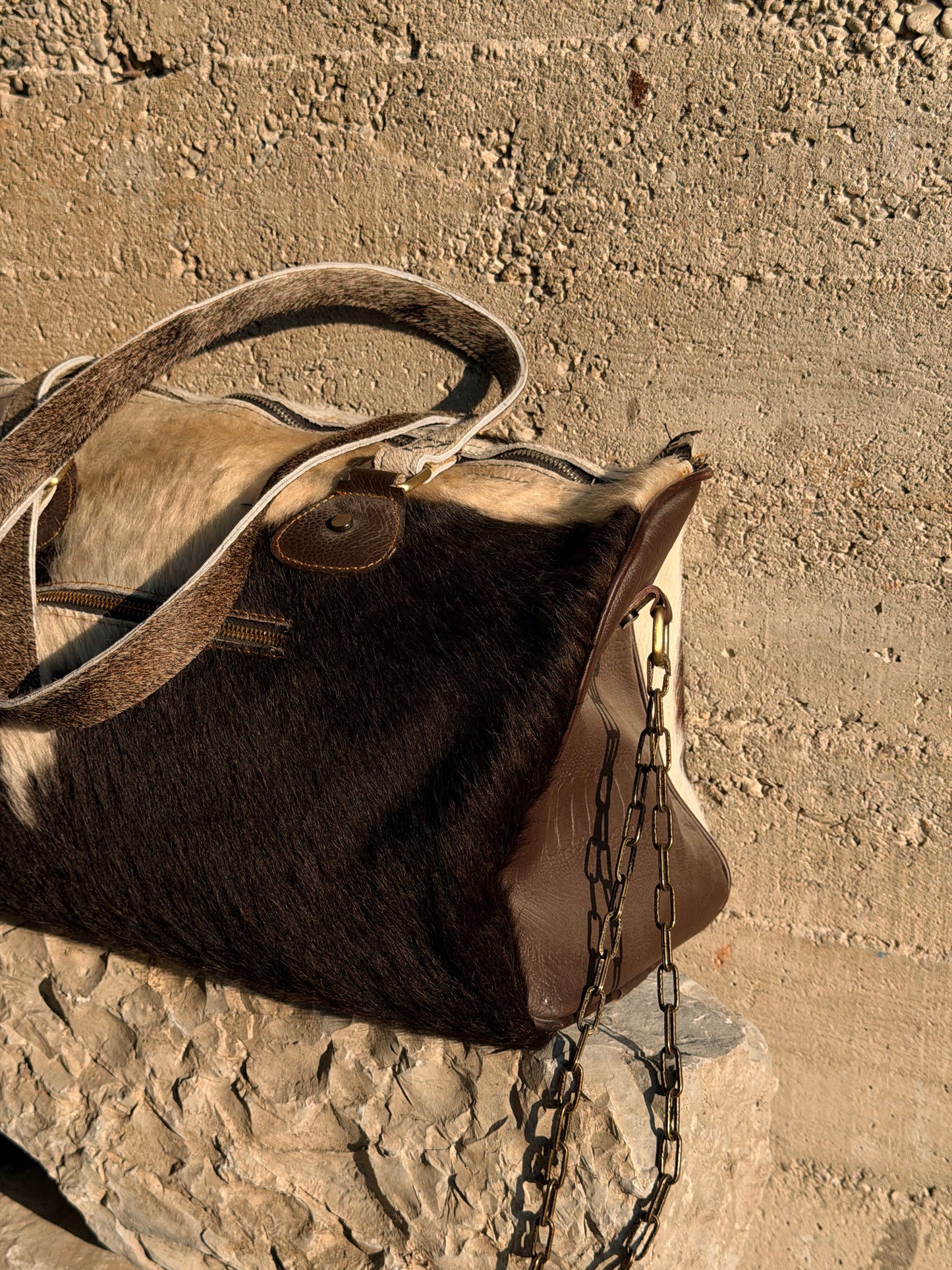COWHIDE TWISTED CHAIN TRAVEL BAG